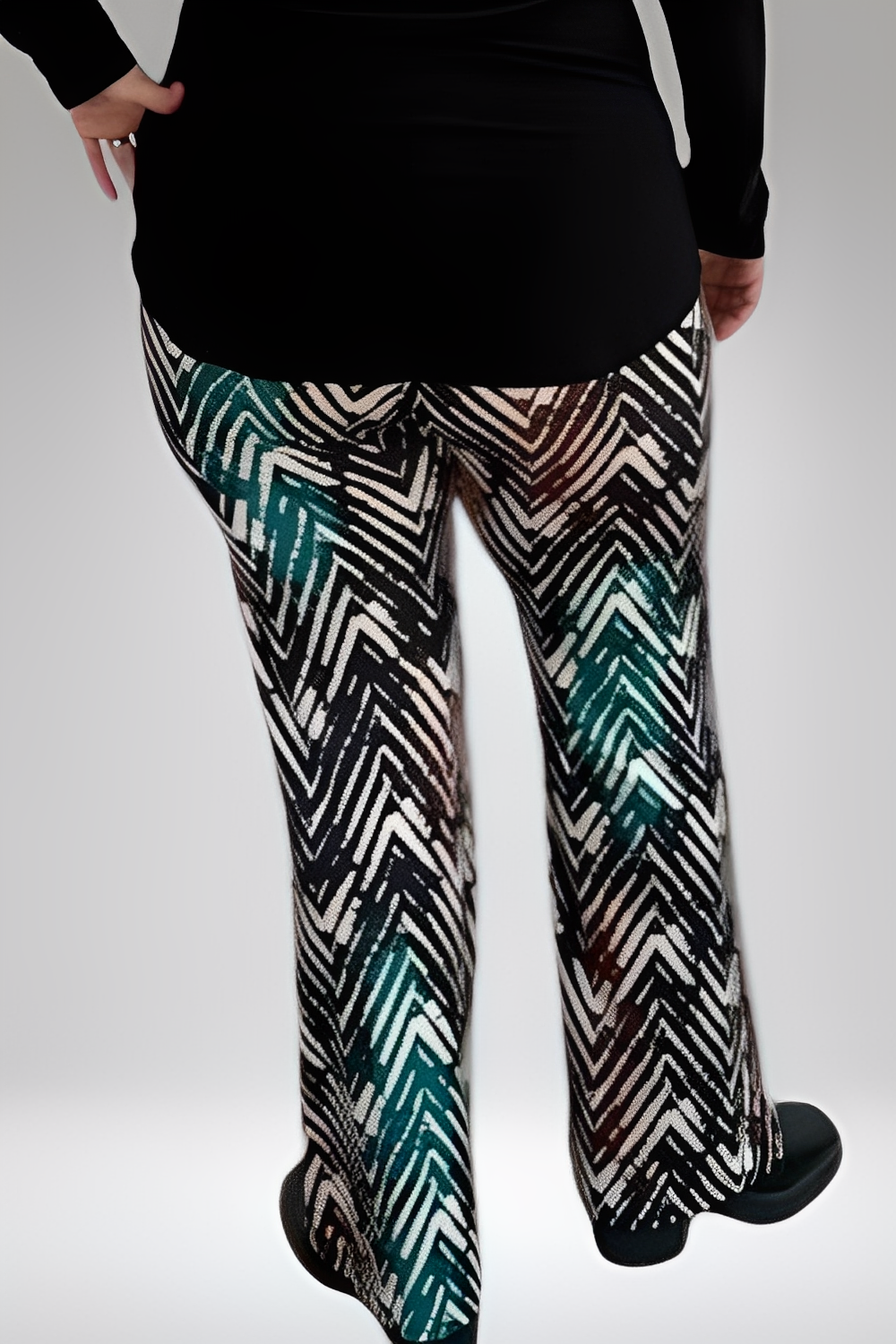 Calça larga DENIEL com estampa geometrico animal plus size com design moderno e confortável da marca Alma