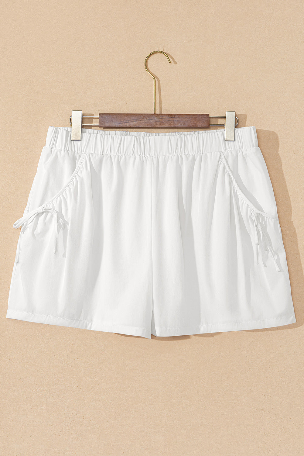 Calção branco plus size com bolso lateral e cós elástico da Shewin para conforto e estilo