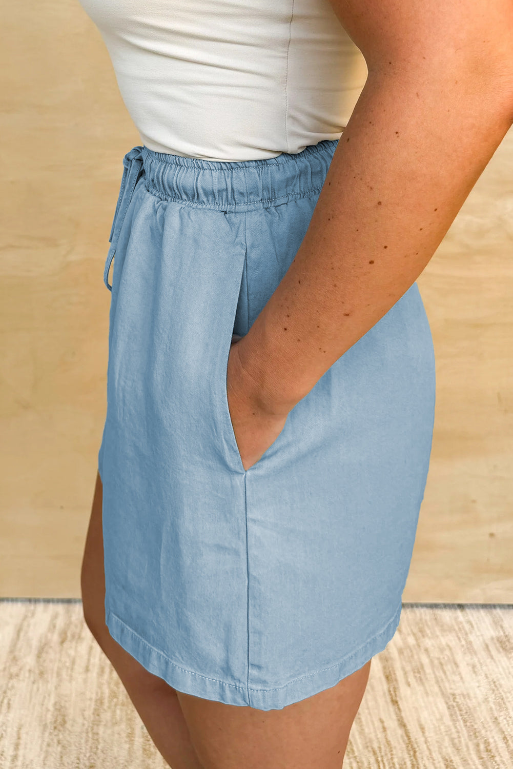 Calção jeans claro cintura alta plus size com bolso lateral e elástico na cintura da Dear-Lover