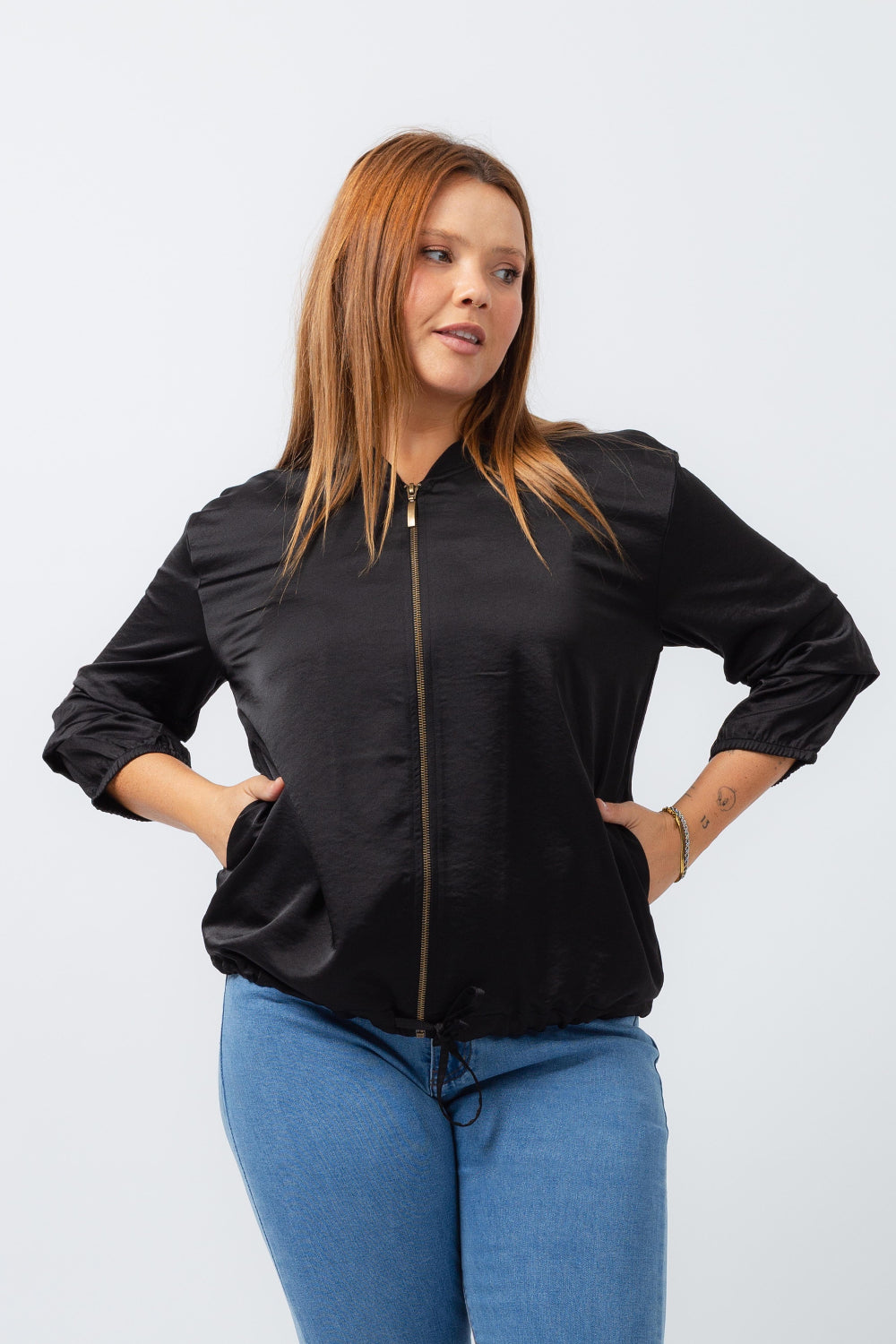 Mulher usando casaco acetinado feminino preto com zíper frontal e mangas 3 4