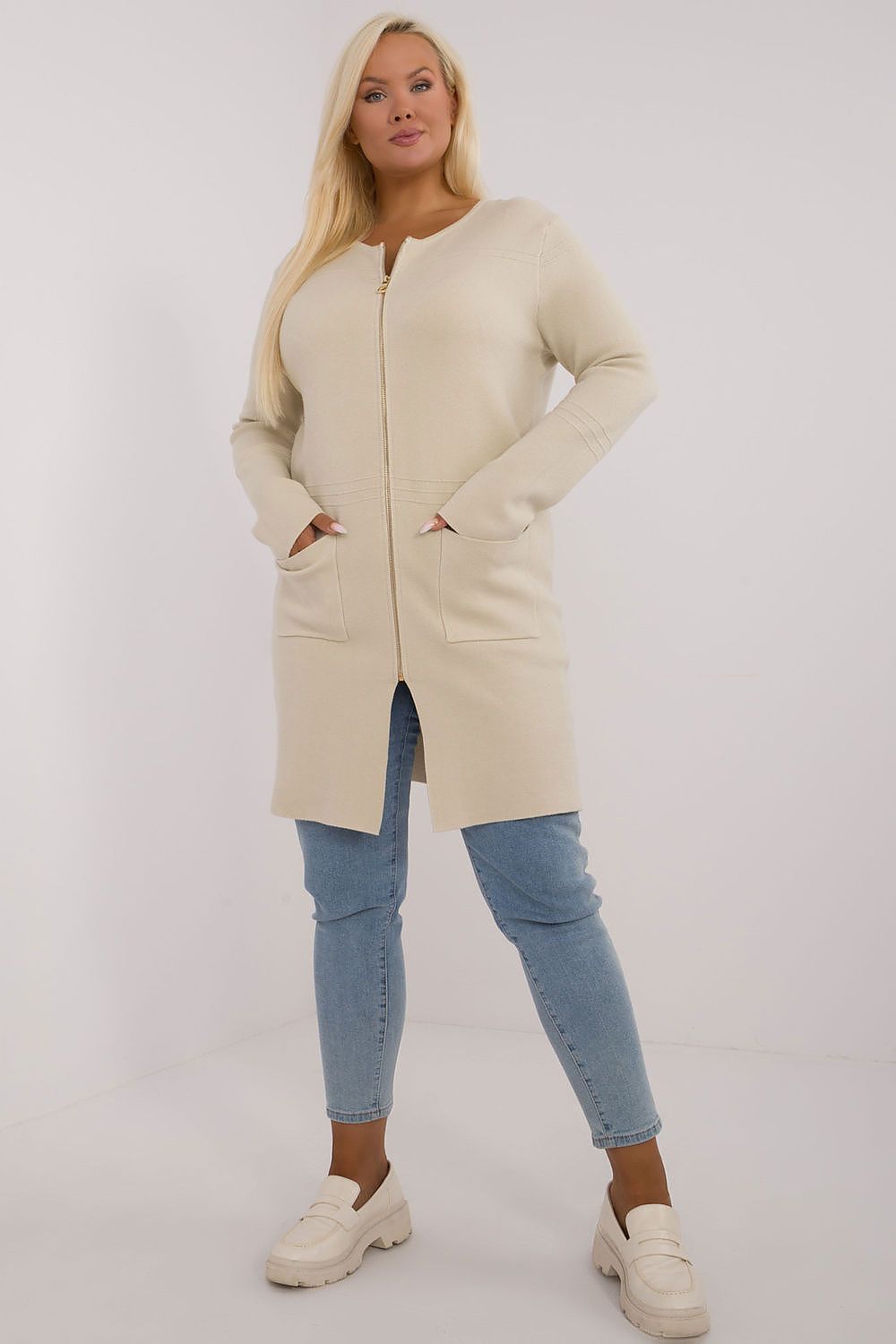 Casaco comprido plus size bege com fecho frontal e bolsos frontais