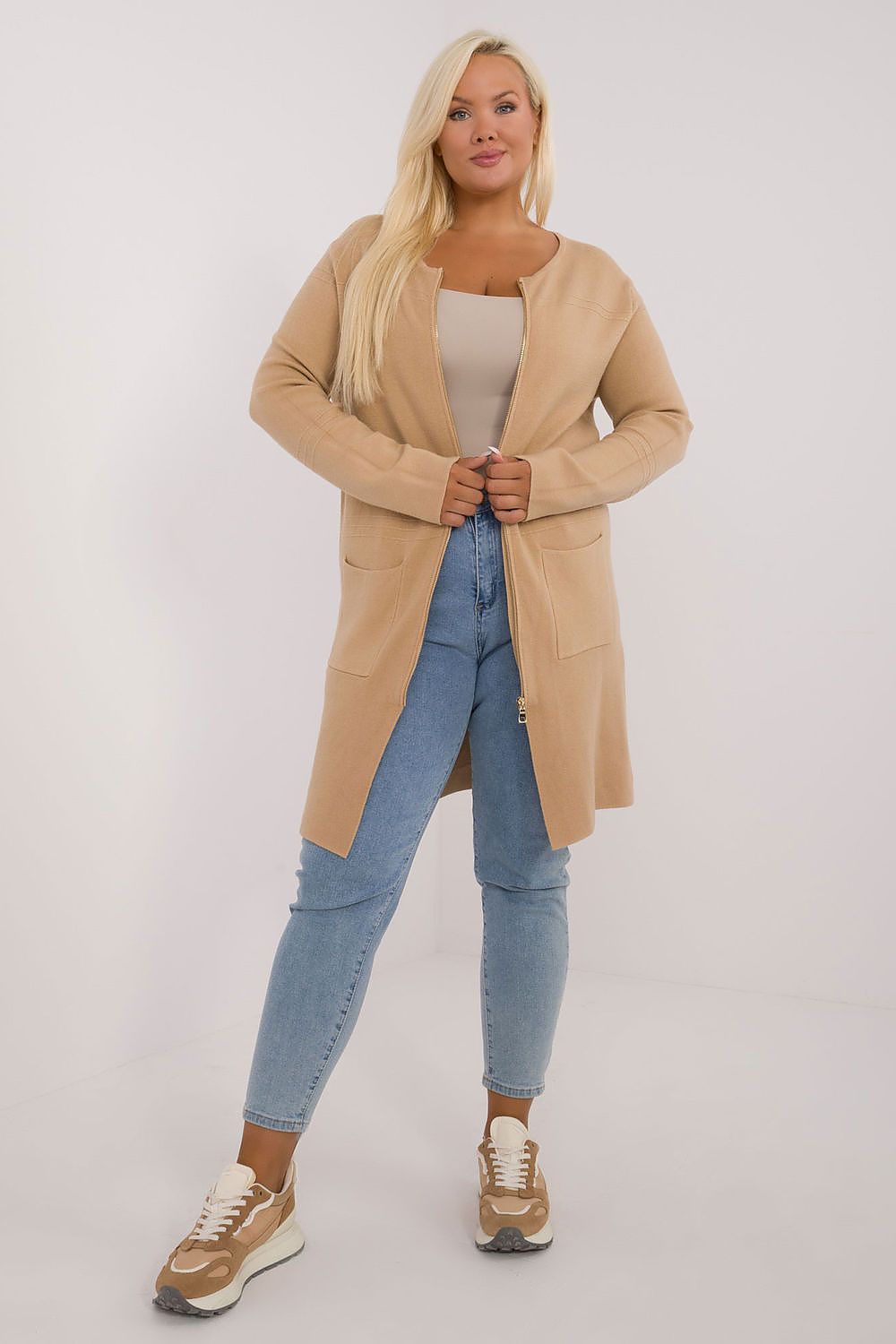 Casaco comprido plus size bege com bolsos frontais e design aberto