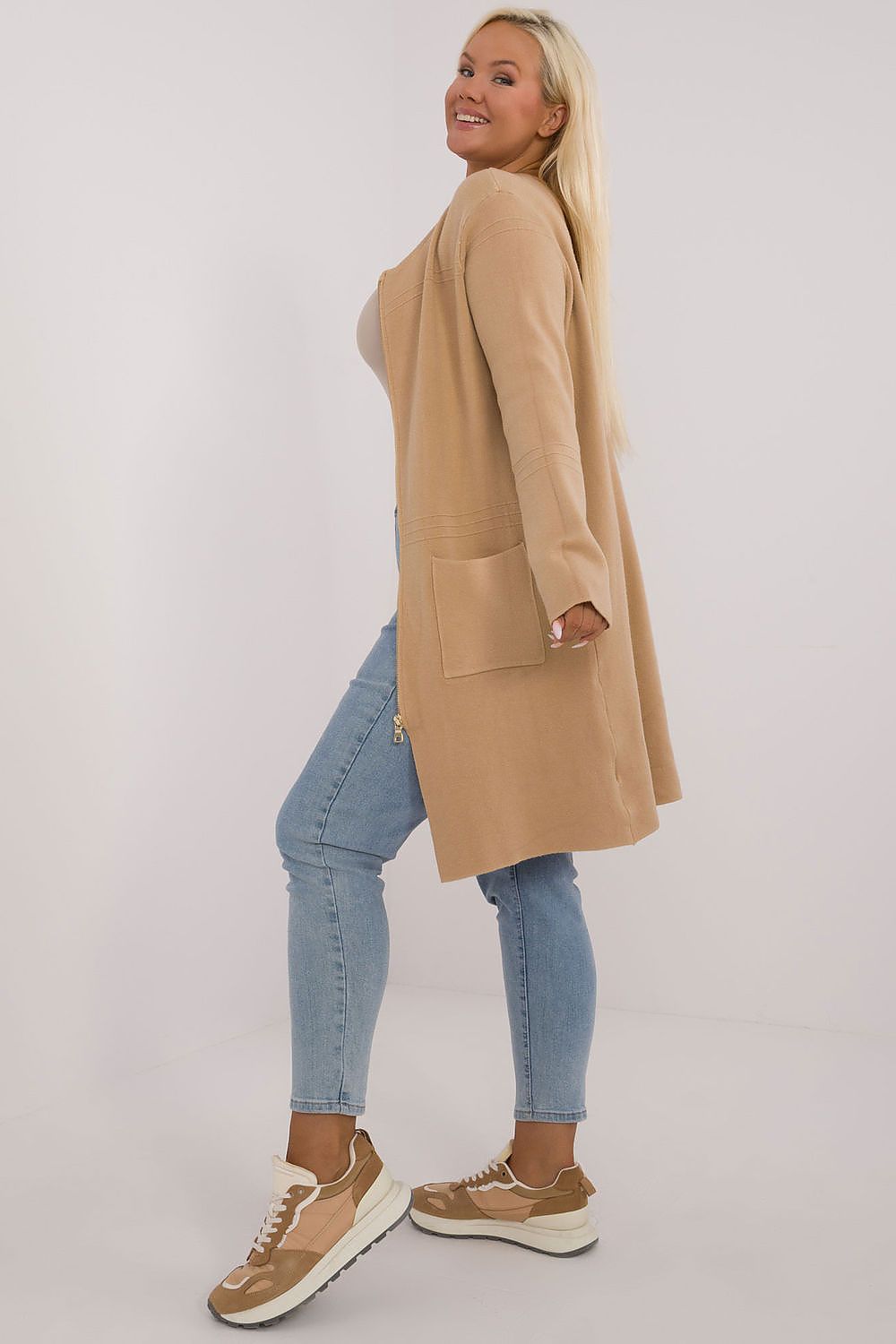 Casaco comprido plus size bege com bolso frontal elegante para looks casuais