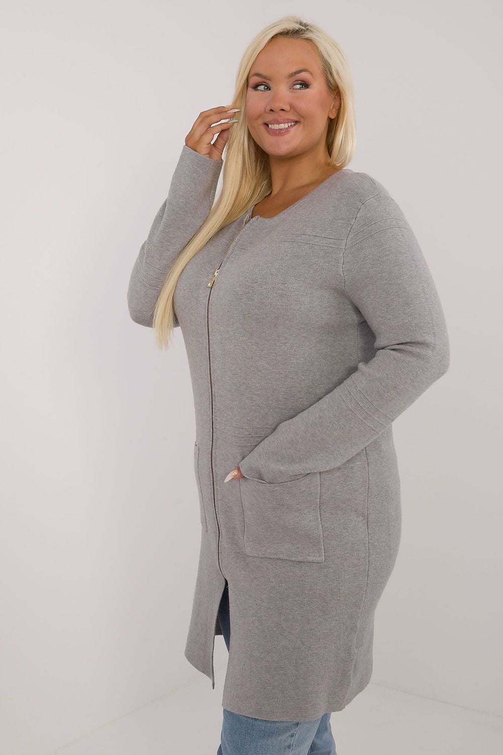 Casaco comprido plus size cinza com bolsos frontais e tecido confortável
