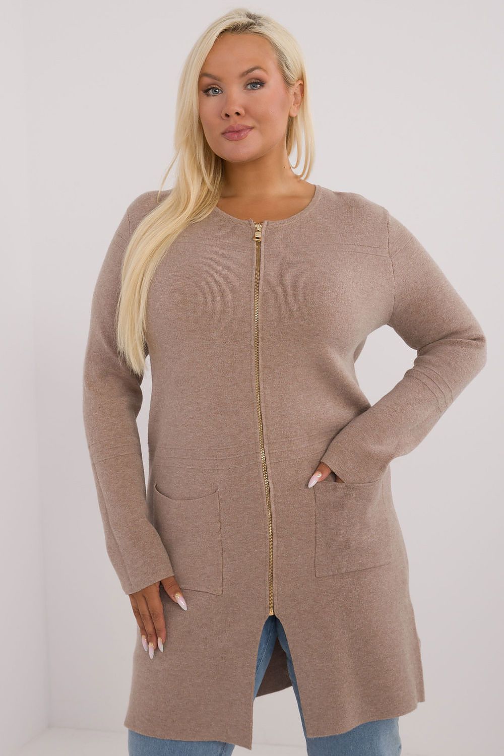 Casaco comprido plus size marrom com zíper frontal e bolsos