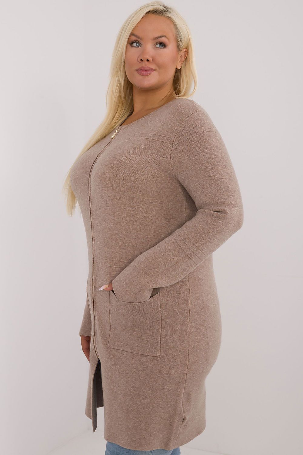 Casaco comprido plus size bege com bolsos frontais e design casual confortável