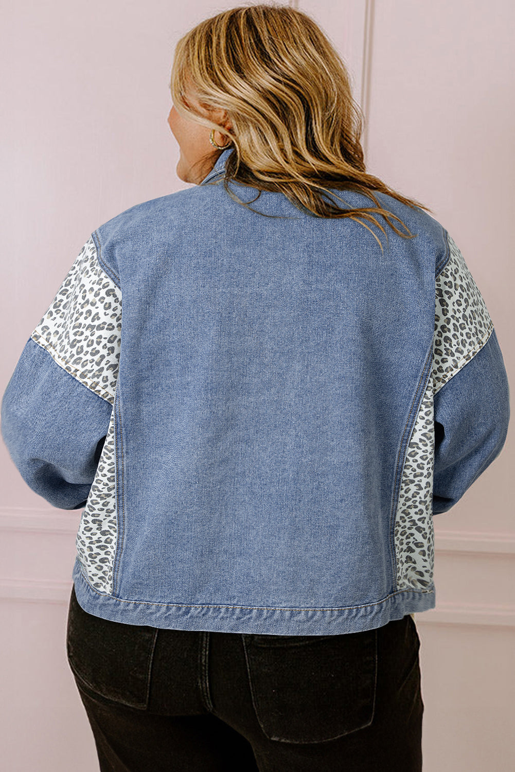 Casaco jeans plus size feminina com detalhes em estampa animal print nas mangas e costas pela Shewin