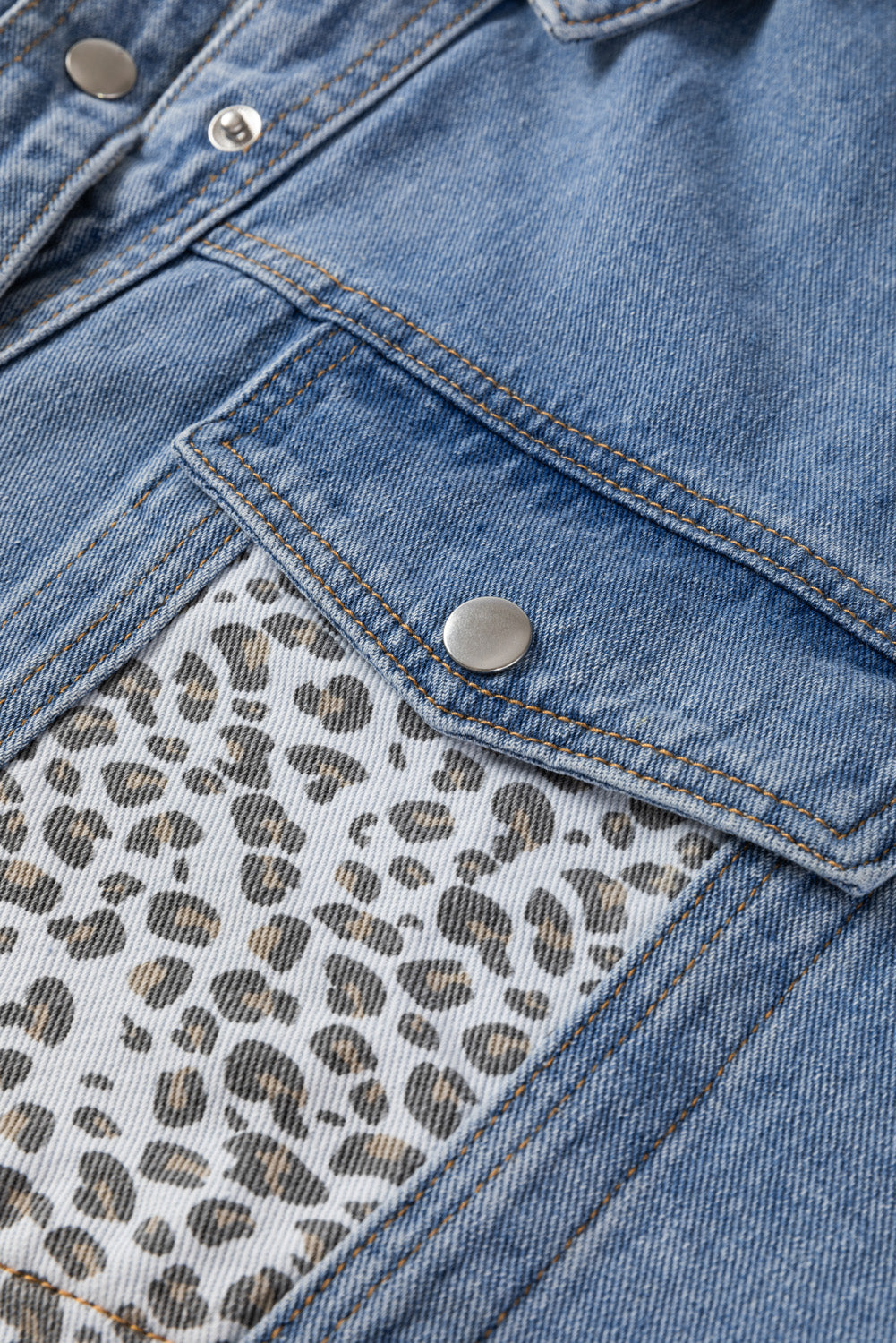 Detalhe de casaco jeans plus size feminina com estampa animal print na faixa lateral da Shewin