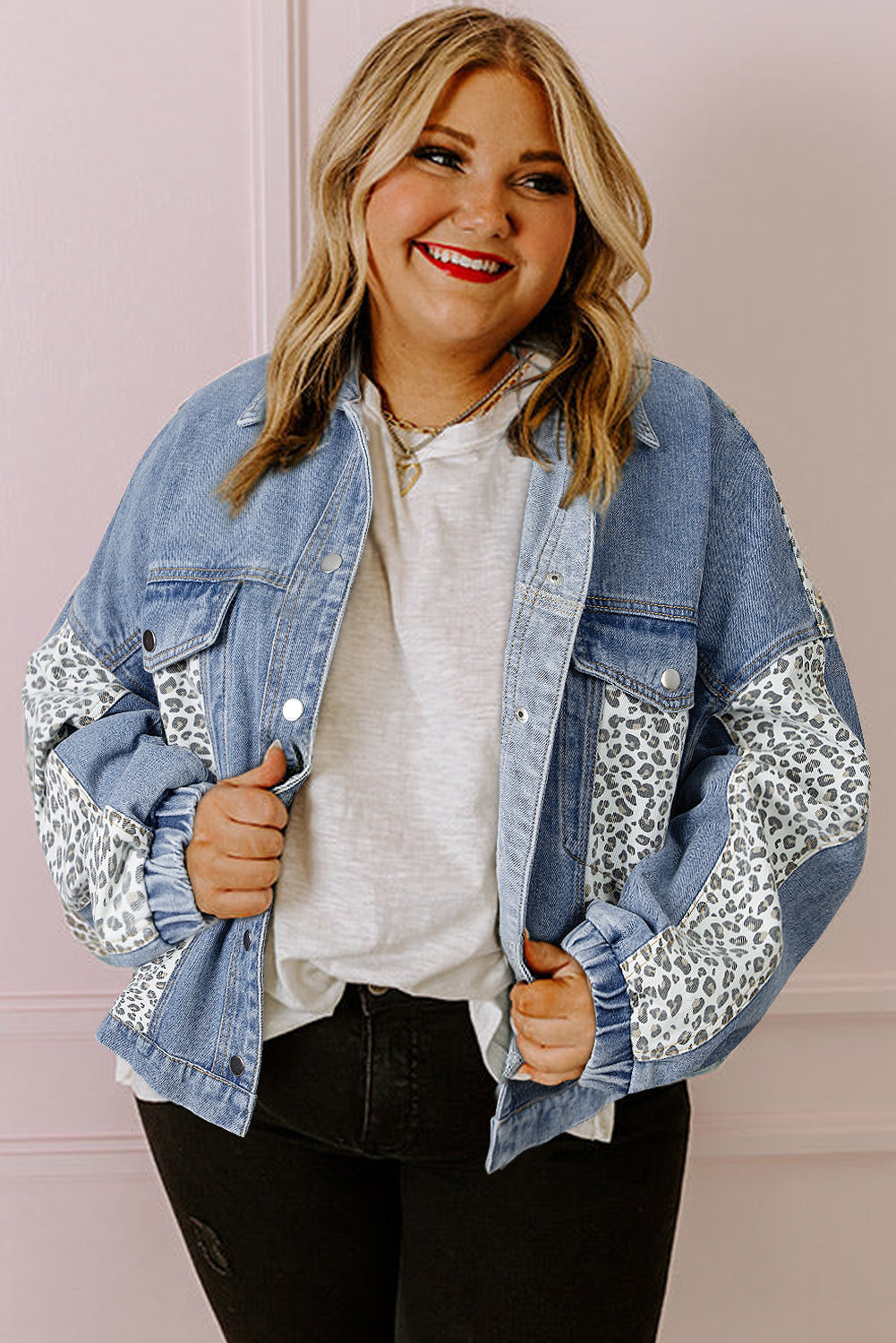 Casaco jeans plus size feminina com estampa animal print nas mangas da Shewin em oferta 20 por cento off