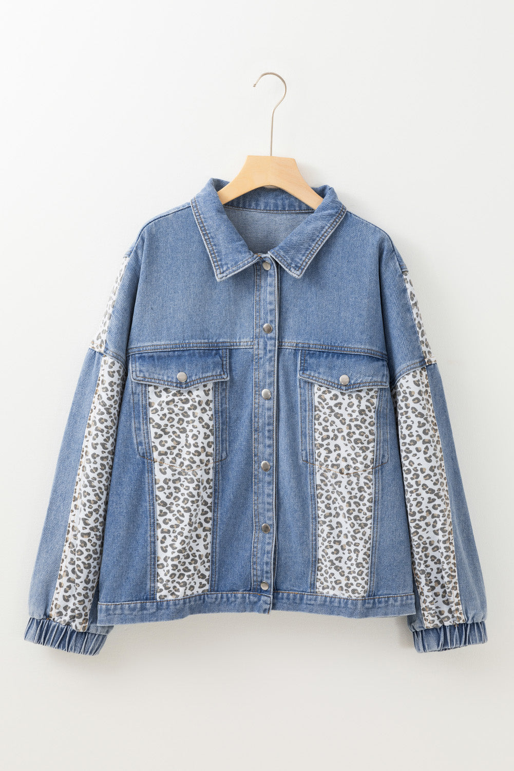 Casaco jeans plus size feminina com detalhes em estampa animal print da marca Shewin