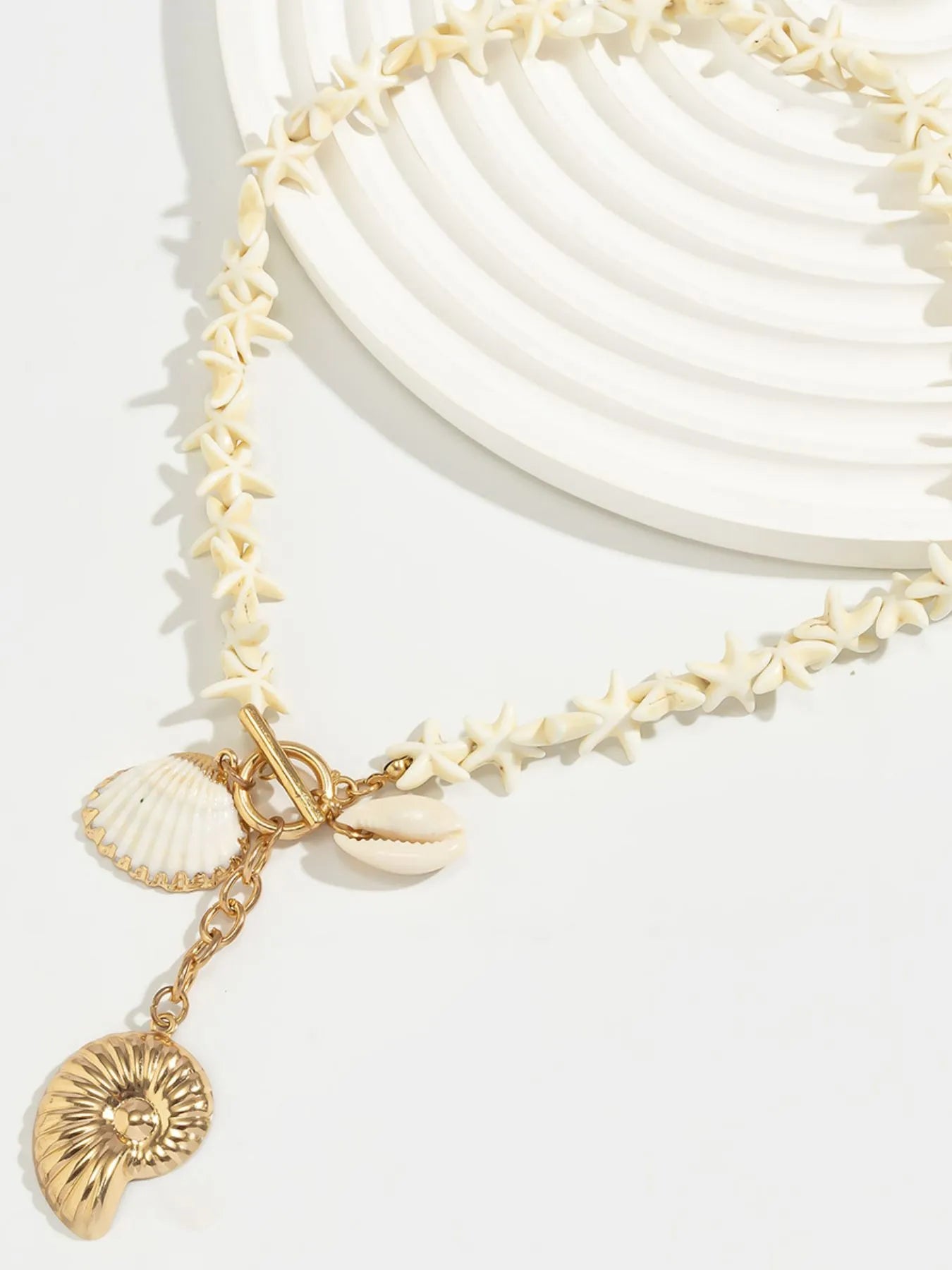 Colar artesanal com pingente de concha em estilo exclusivo com detalhes em dourado