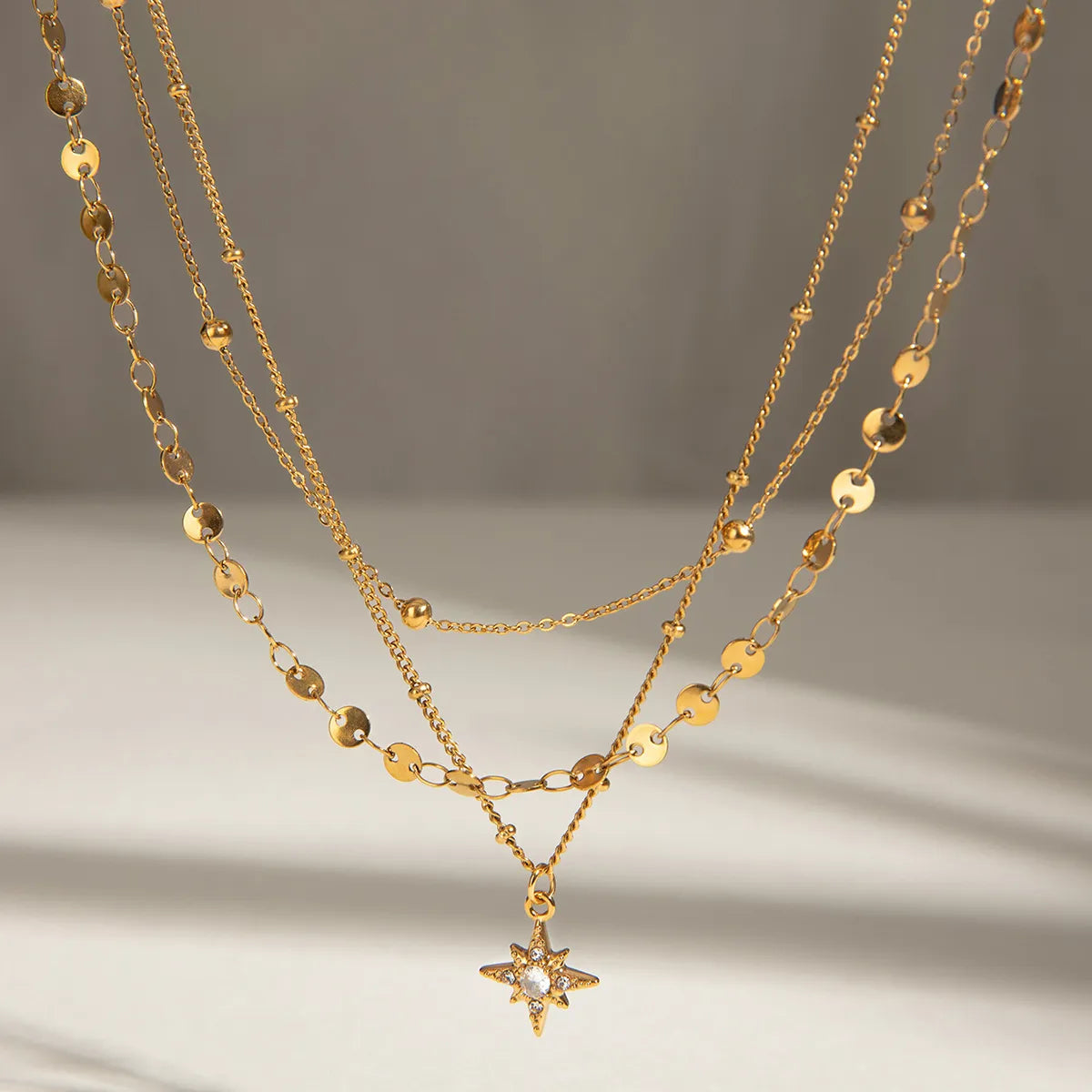 Colar com pendente de estrela banhado a ouro de 18K da Trendsi com corrente delicada e design elegante