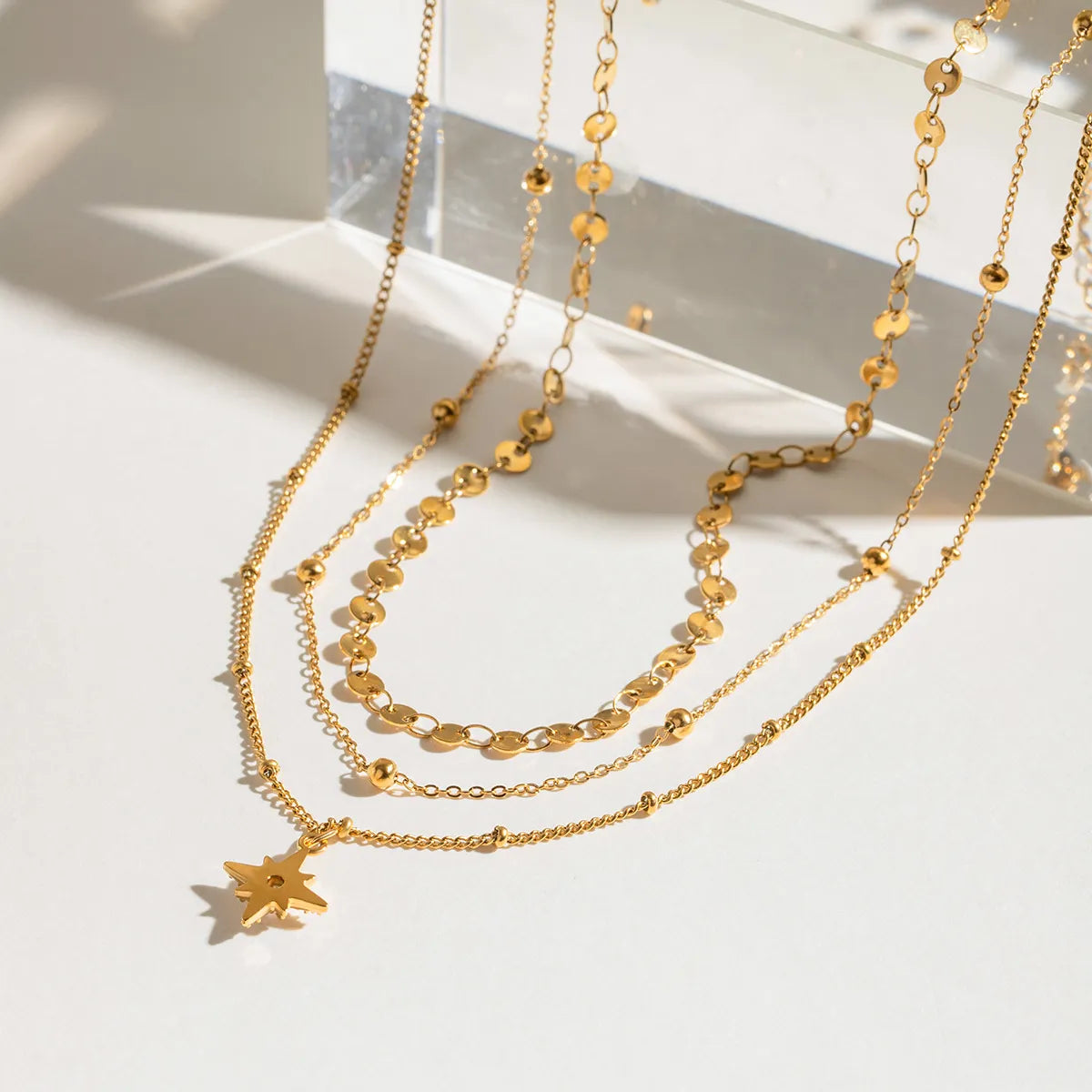 Colar com pendente de estrela banhado a ouro de 18K da Trendsi, acessórios delicados e elegantes