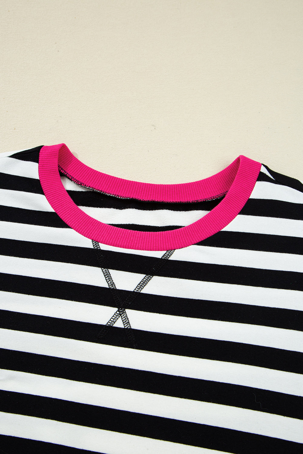 Conjunto casual plus size com calção com blusa riscas preta e branca e gola rosa vibrante