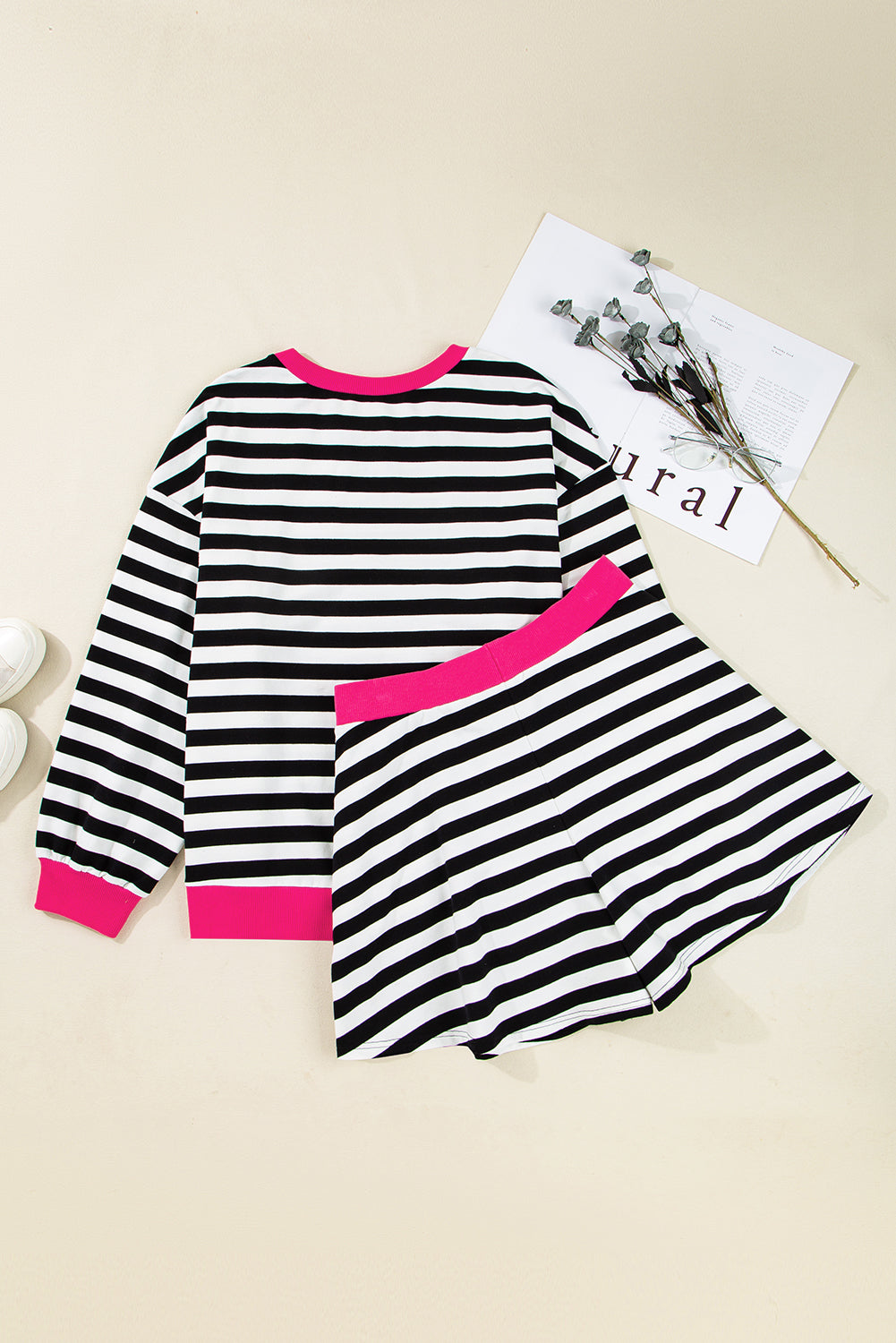 Conjunto casual plus size com calção com riscas pretas e brancas e detalhes rosa da Shewin