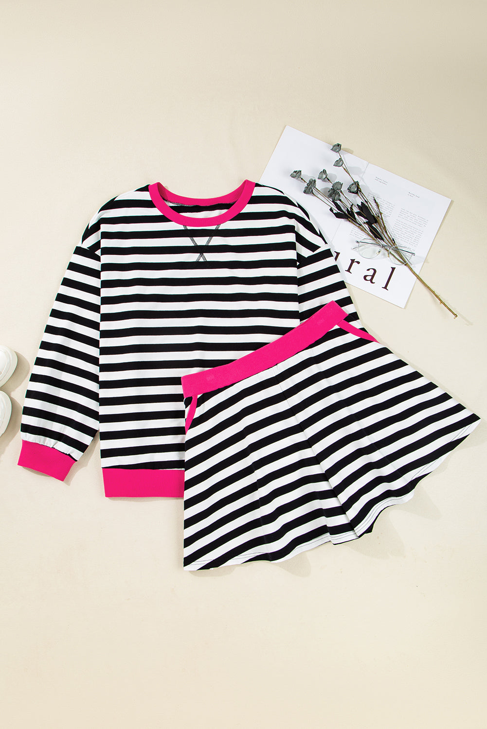 Conjunto casual plus size com calção riscas preto branco com detalhes em rosa Shewin
