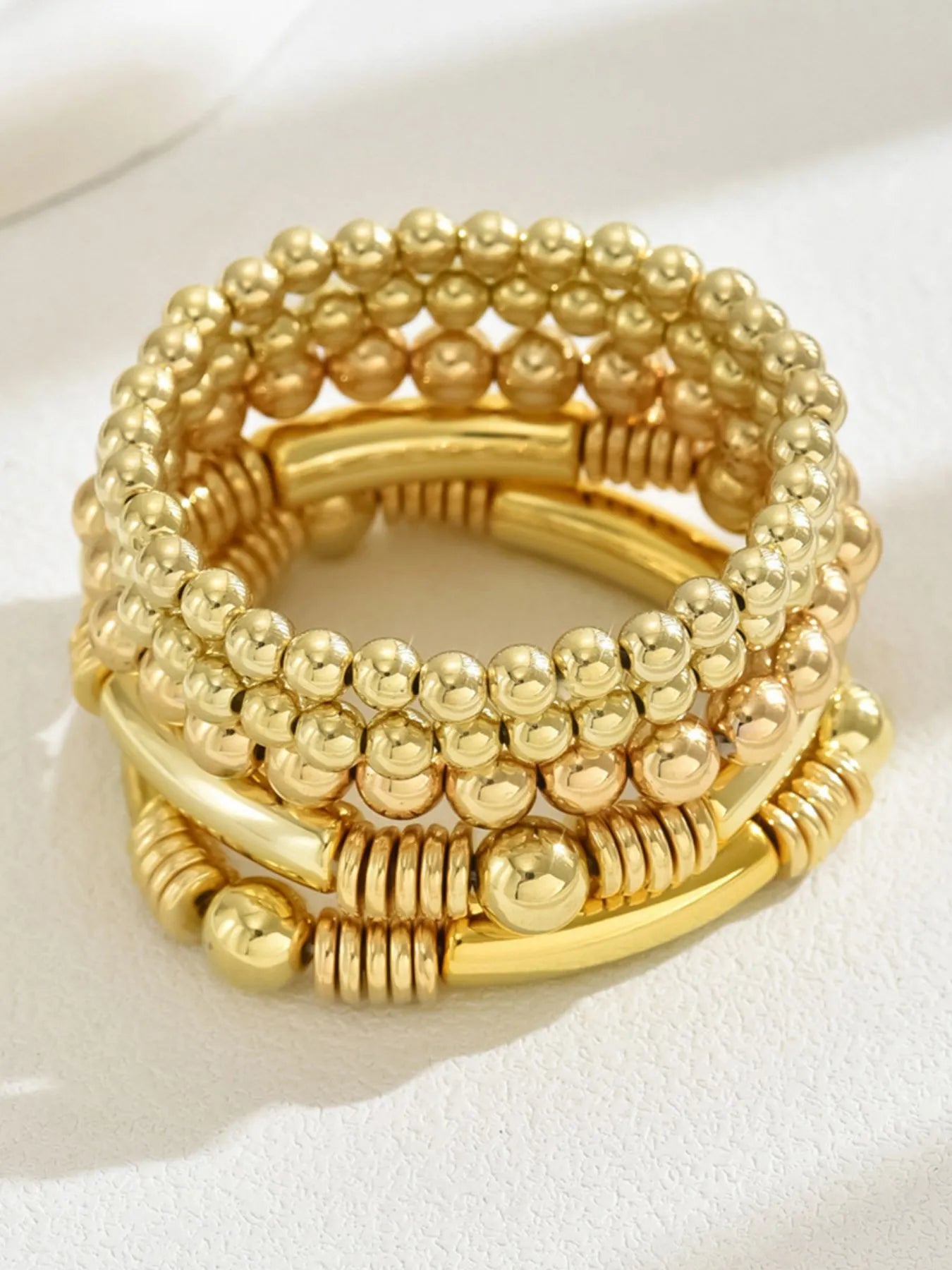 Conjunto de pulseiras delicadas de contas douradas em estilo moderno e elegante da Trendsi