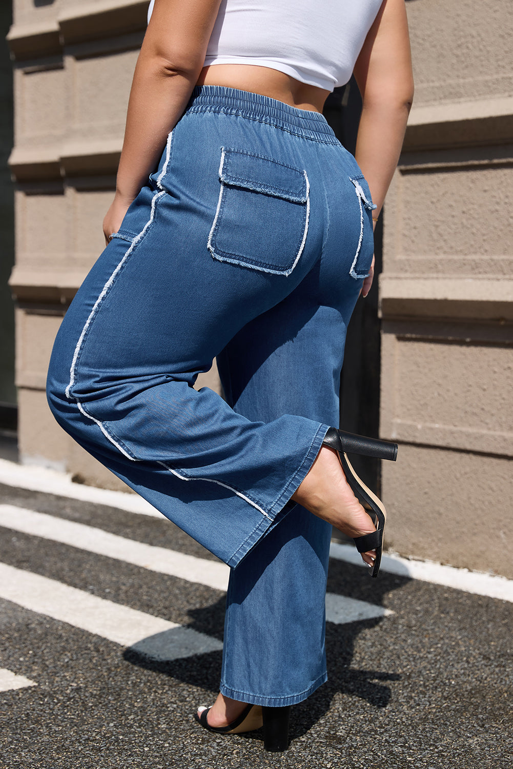 Jeans azul solta para corpo plus size com bolso traseiro e cintura elástica para conforto diário