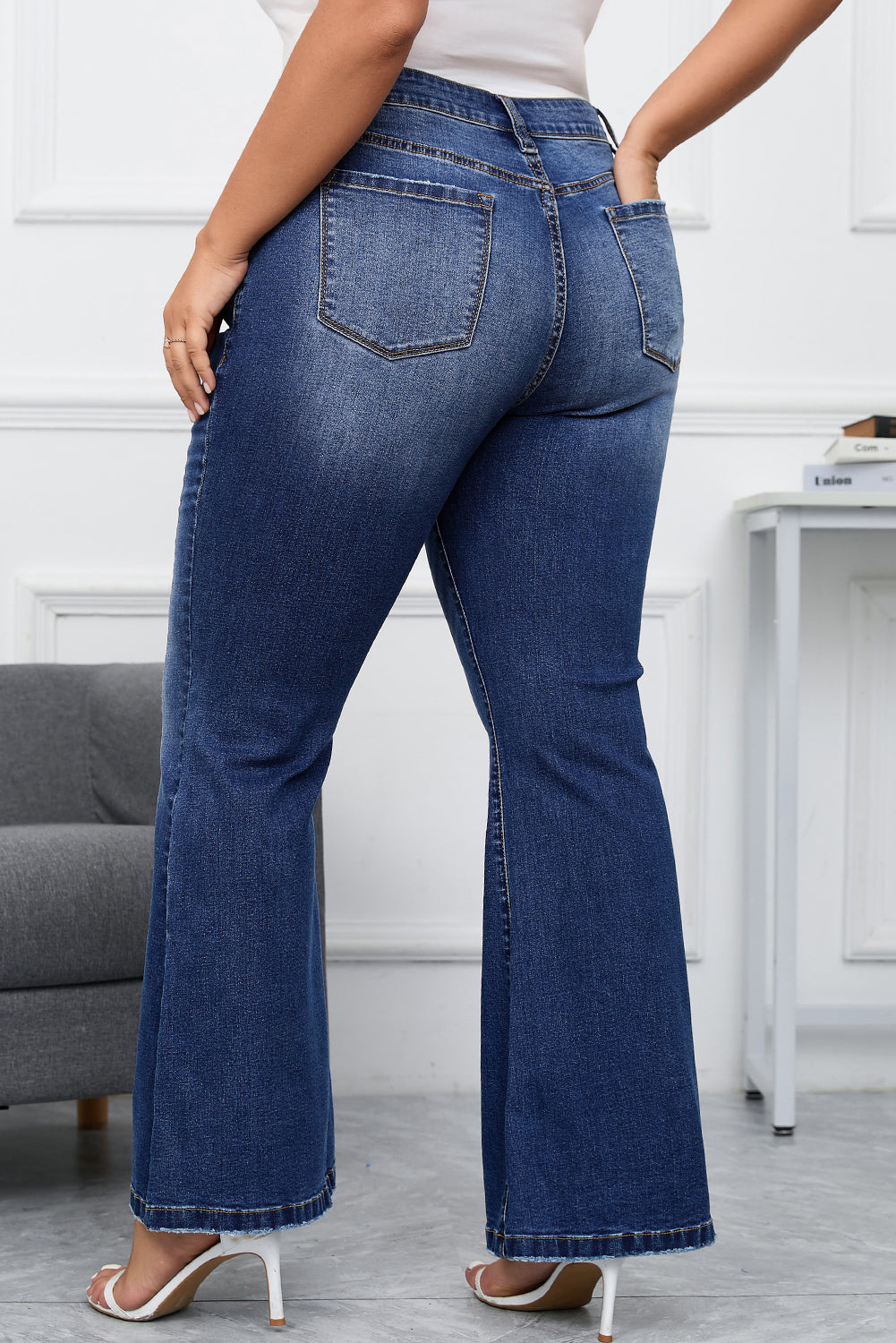 Calça jeans lavada plus size feminina com corte flare e bolso traseiro, ideal para looks casuais