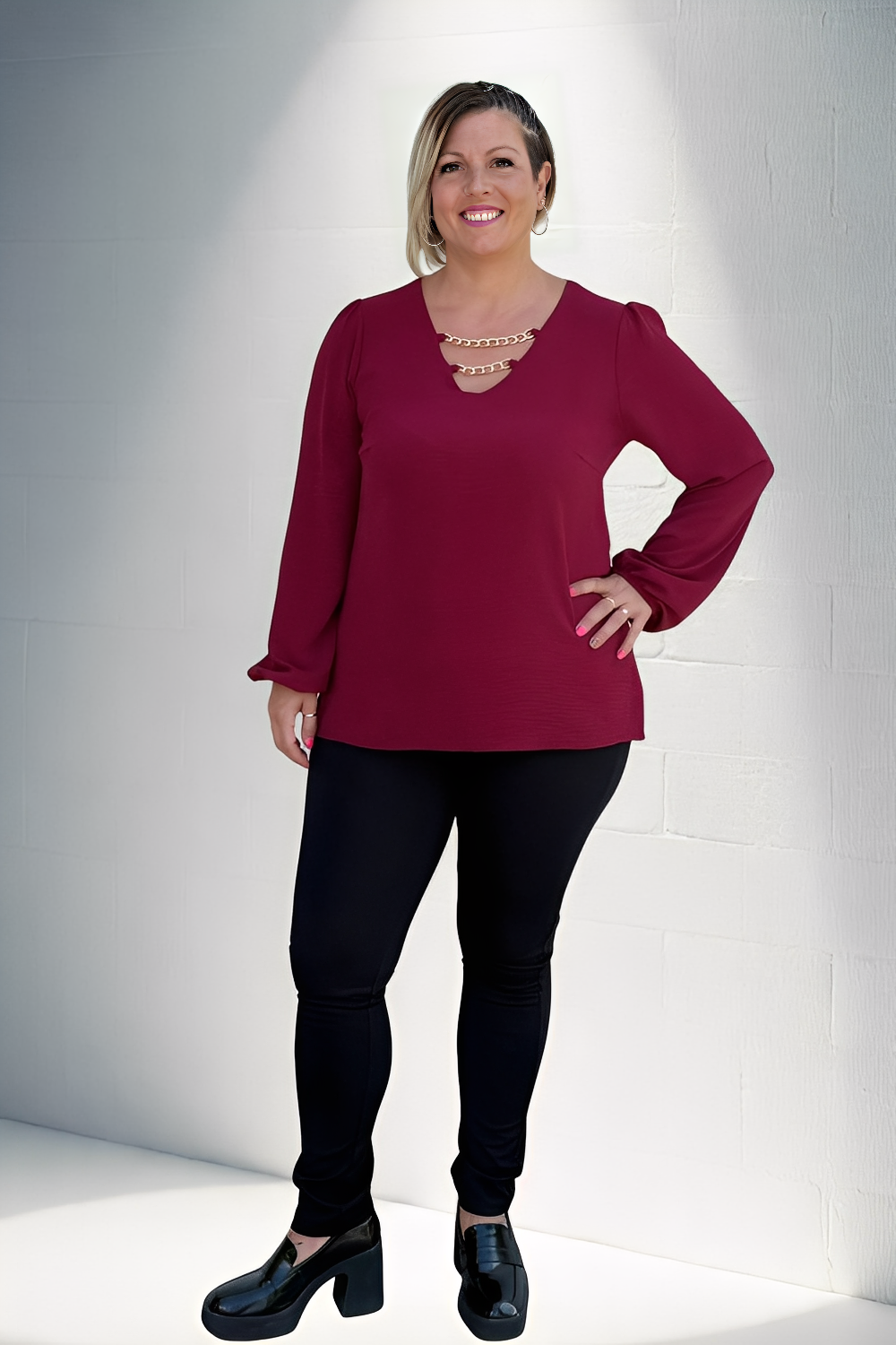 Blusa de manga comprida com decote em V Alma vinho plus size com detalhe em renda e mangas franzidas