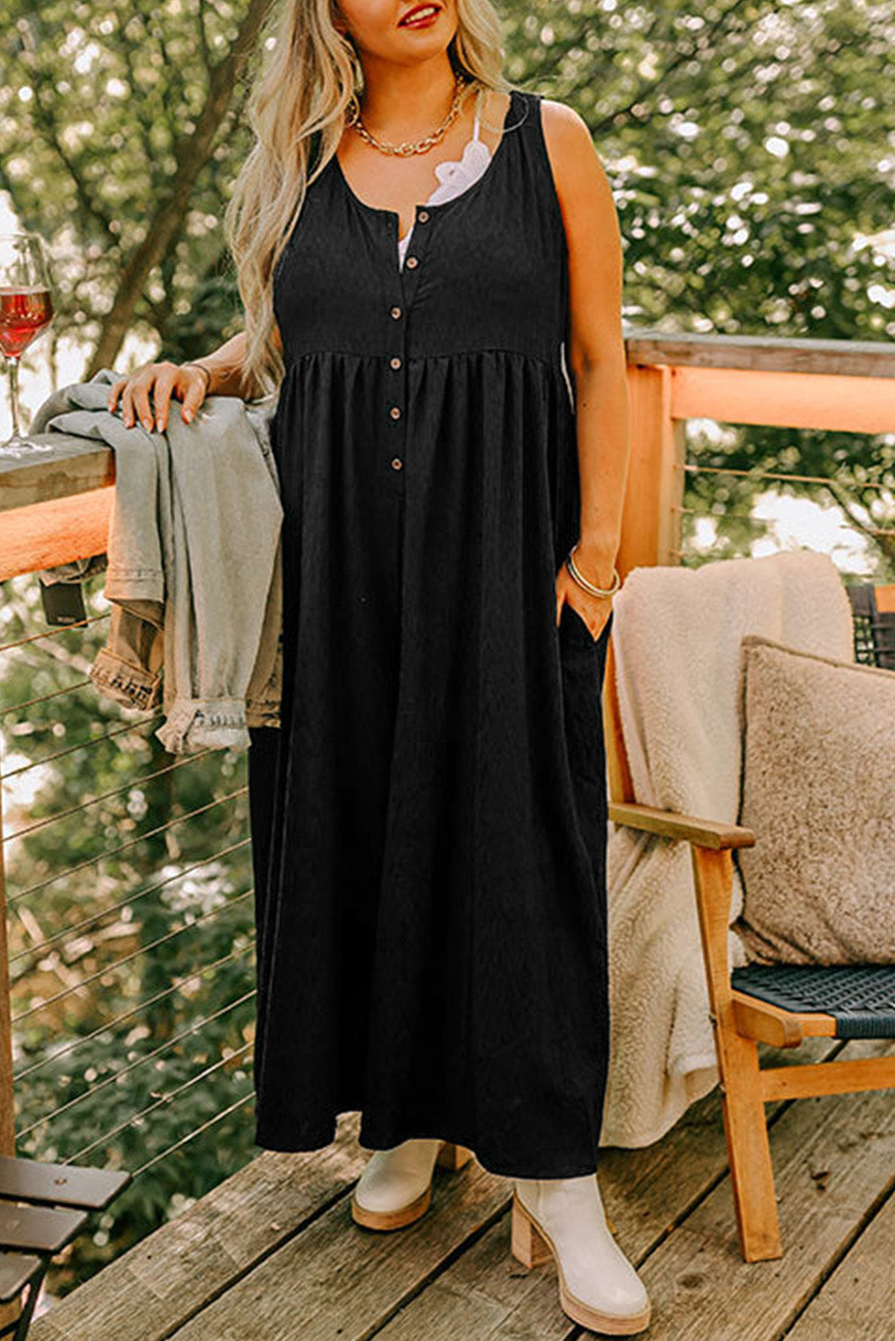 Macacão plus size com botões preto sem mangas e estilo confortável para mulheres plus size