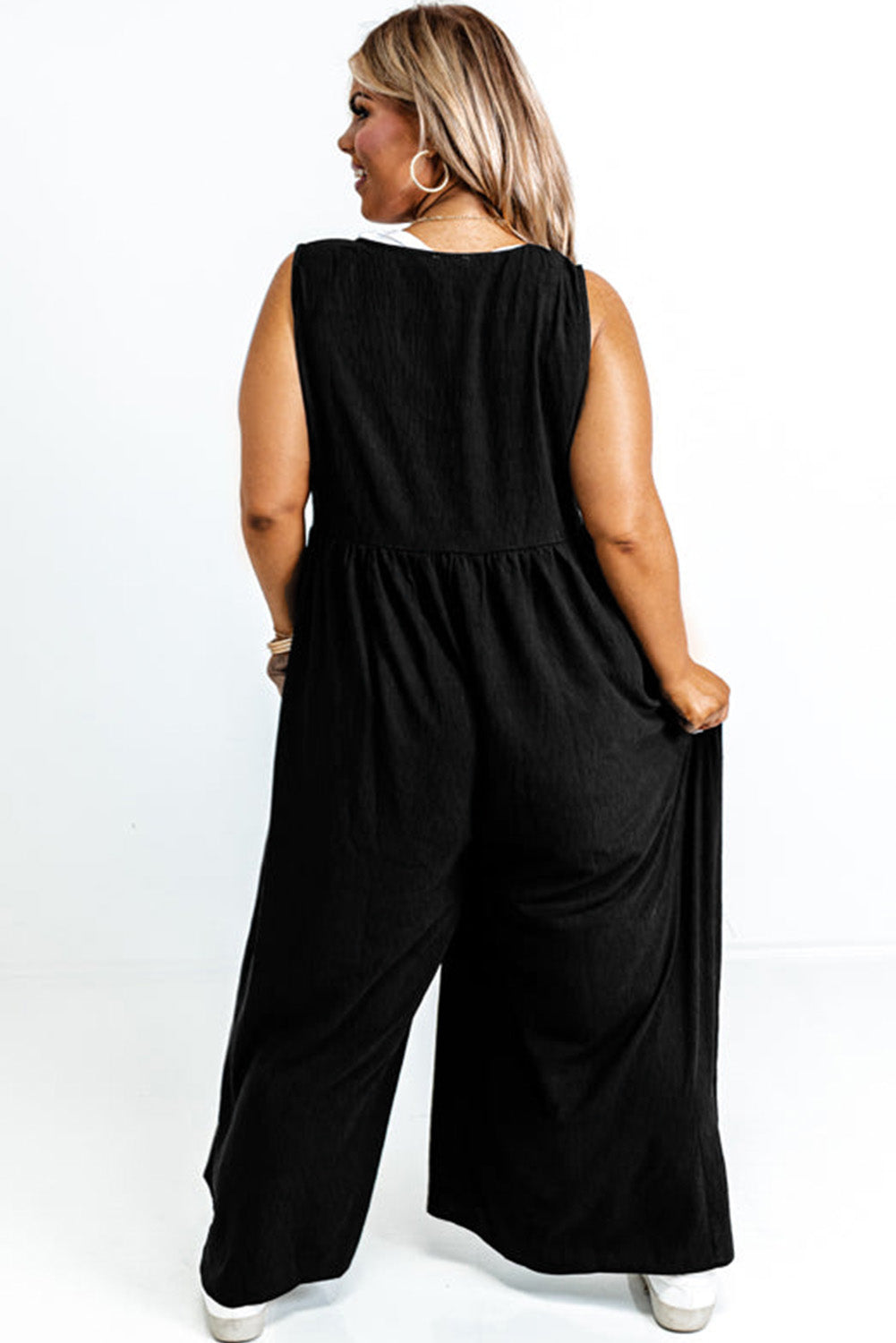 Mulher plus size usando macacão plus size com botões preto sem mangas da Dear-Lover Dropshipping