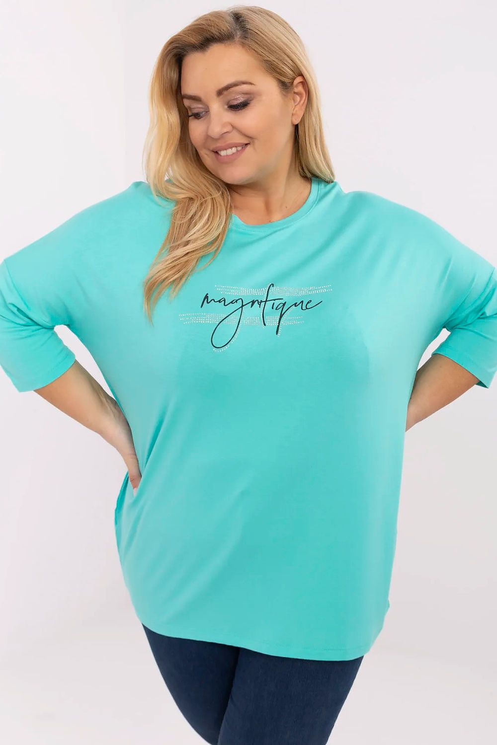 Mulher plus size vestindo blusa preta plus size com estampa e mangas 3/4 em fundo branco