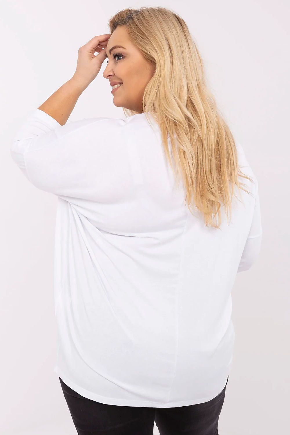 Mulher usando blusa preta plus size com estampa vista de costas em fundo branco