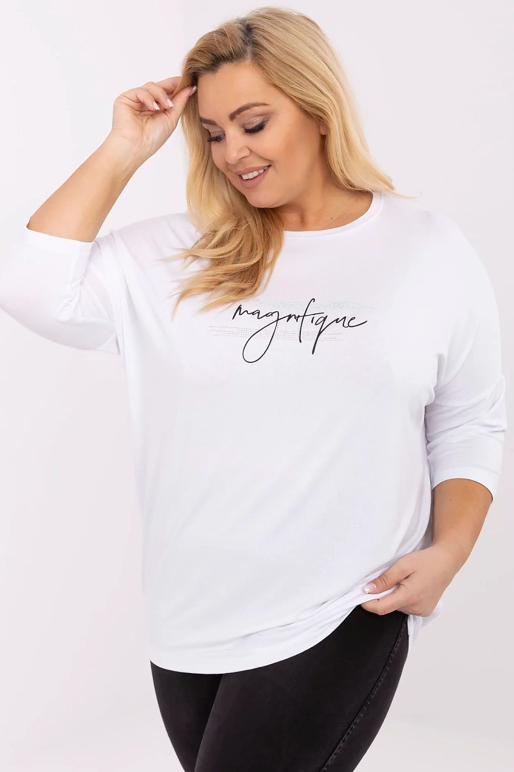 Mulher usando blusa preta plus size com estampa, estilo casual e confortável