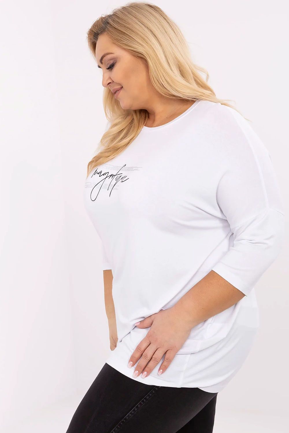 Modelo plus size vestindo blusa preta plus size com estampa, combinada com calça preta