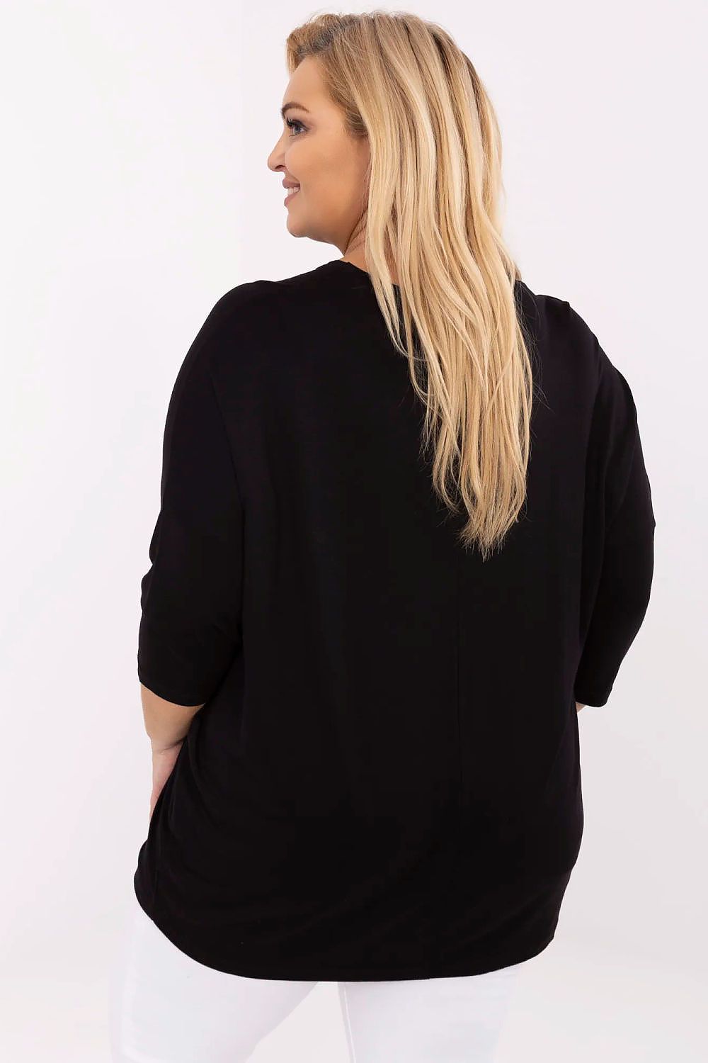 Blusa preta plus size com estampa vista de costas em modelo com cabelo longo e calça branca