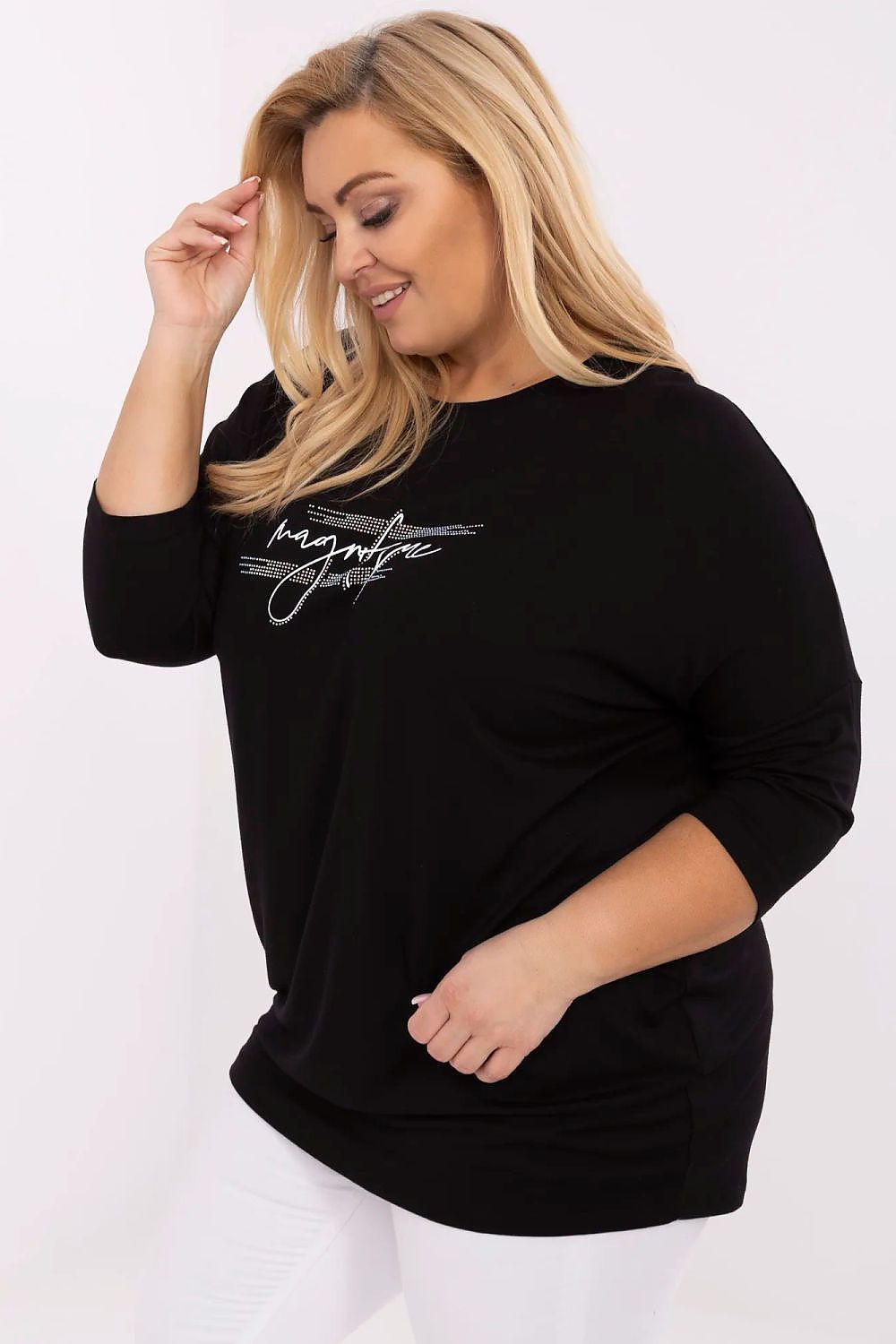 Blusa preta plus size com estampa branca na frente usada por mulher loira em fundo branco