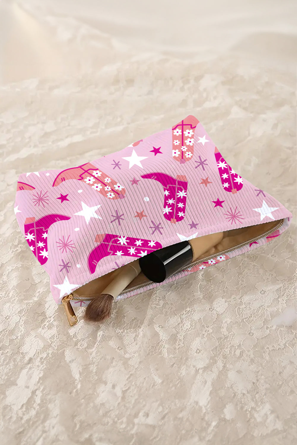 Bolsa de maquiagem rosa cowboy com estampa de botas e estrelas, interior com pincéis de maquiagem