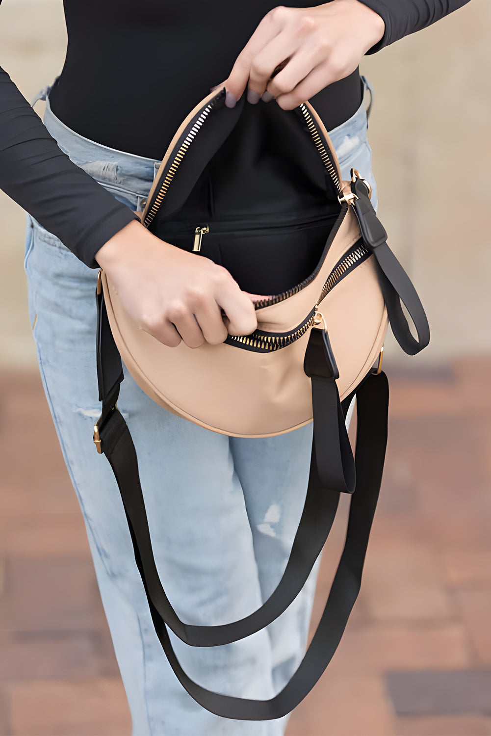Bolsa transversal feminina com ziper bege, modelo compacto com alça preta ajustável