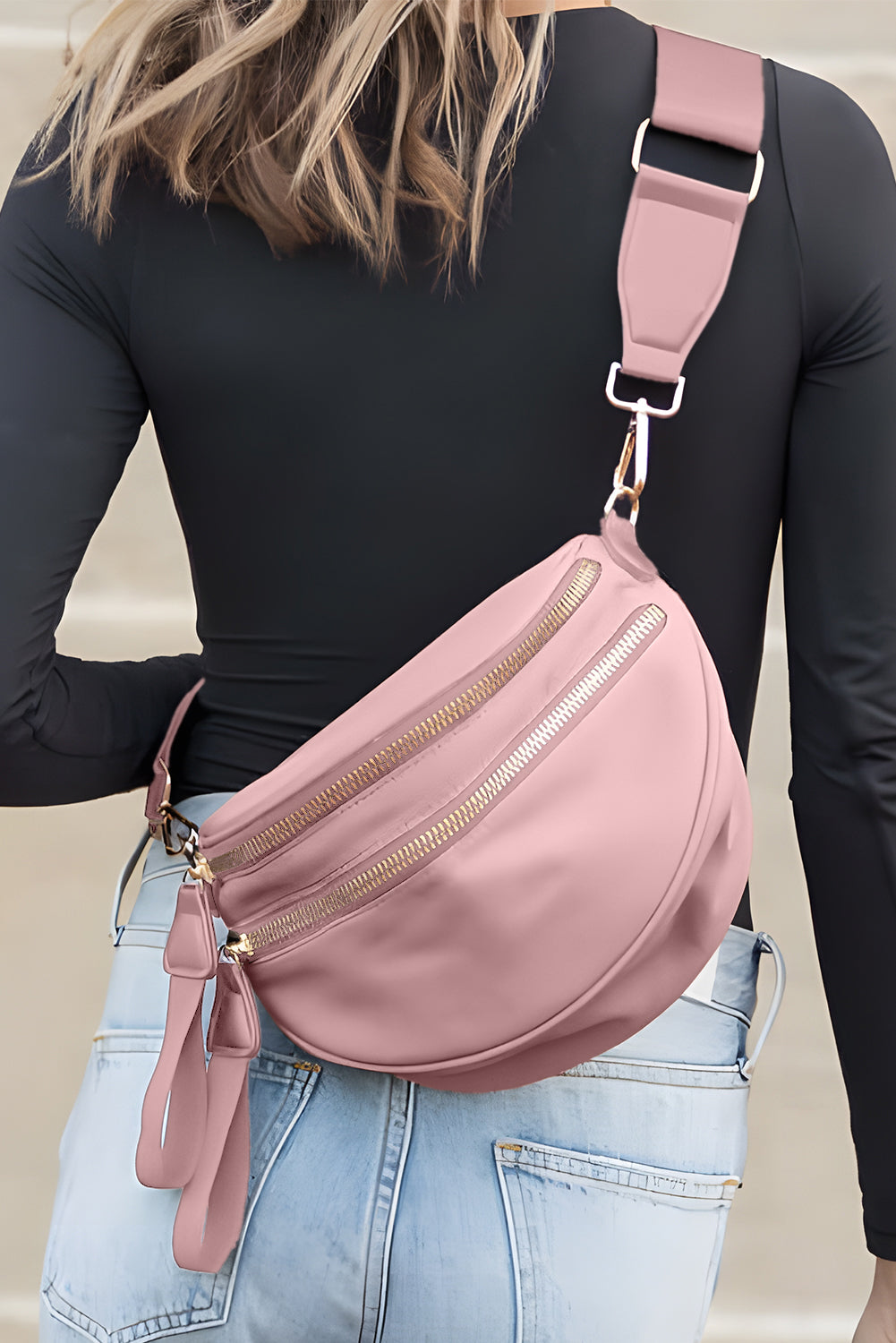 Bolsa transversal feminina com ziper rosa usada com roupa casual
