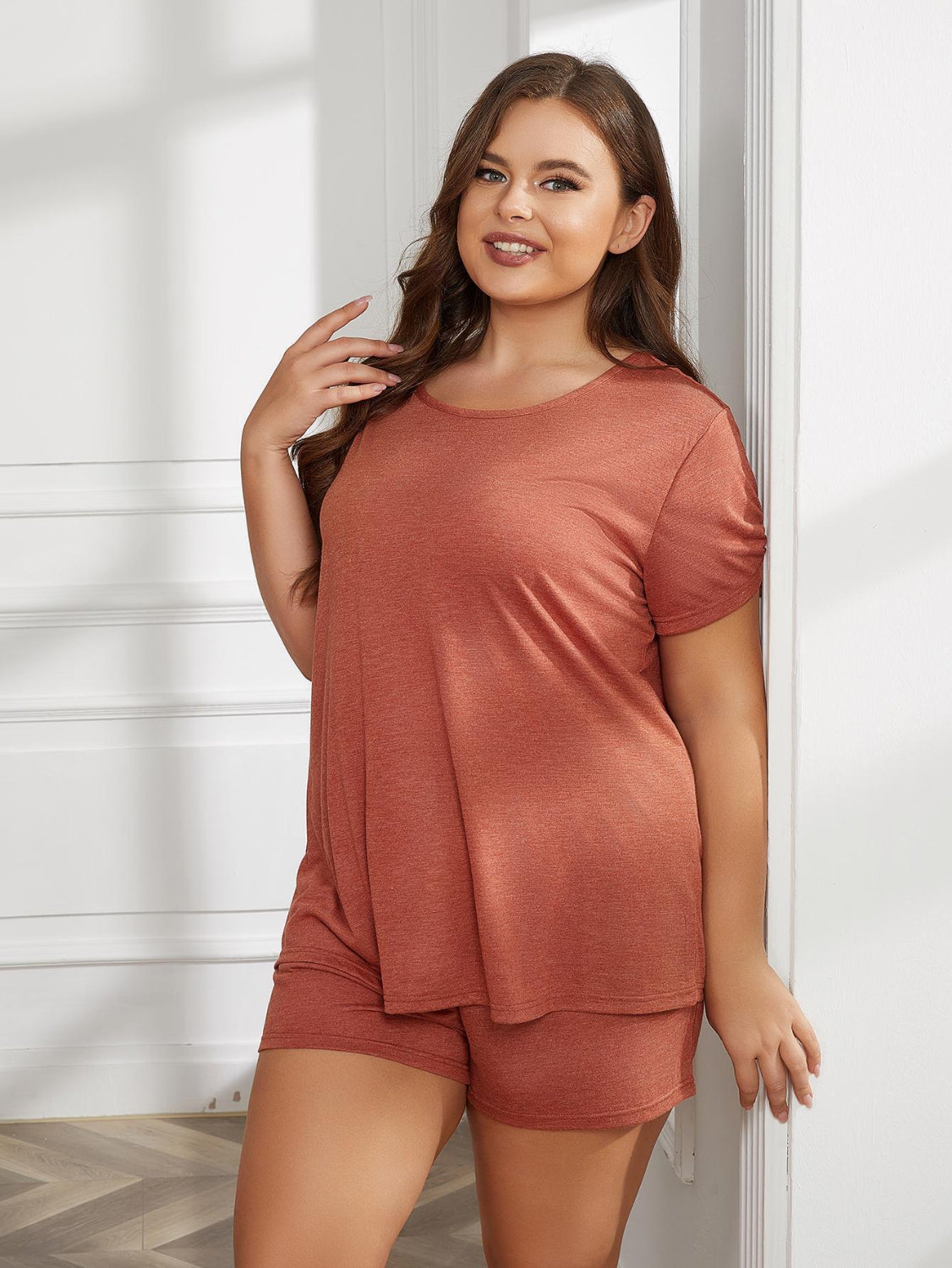 Mulher plus size usando pijama manga curta tamanho grande vermelho terracota da Trendsi