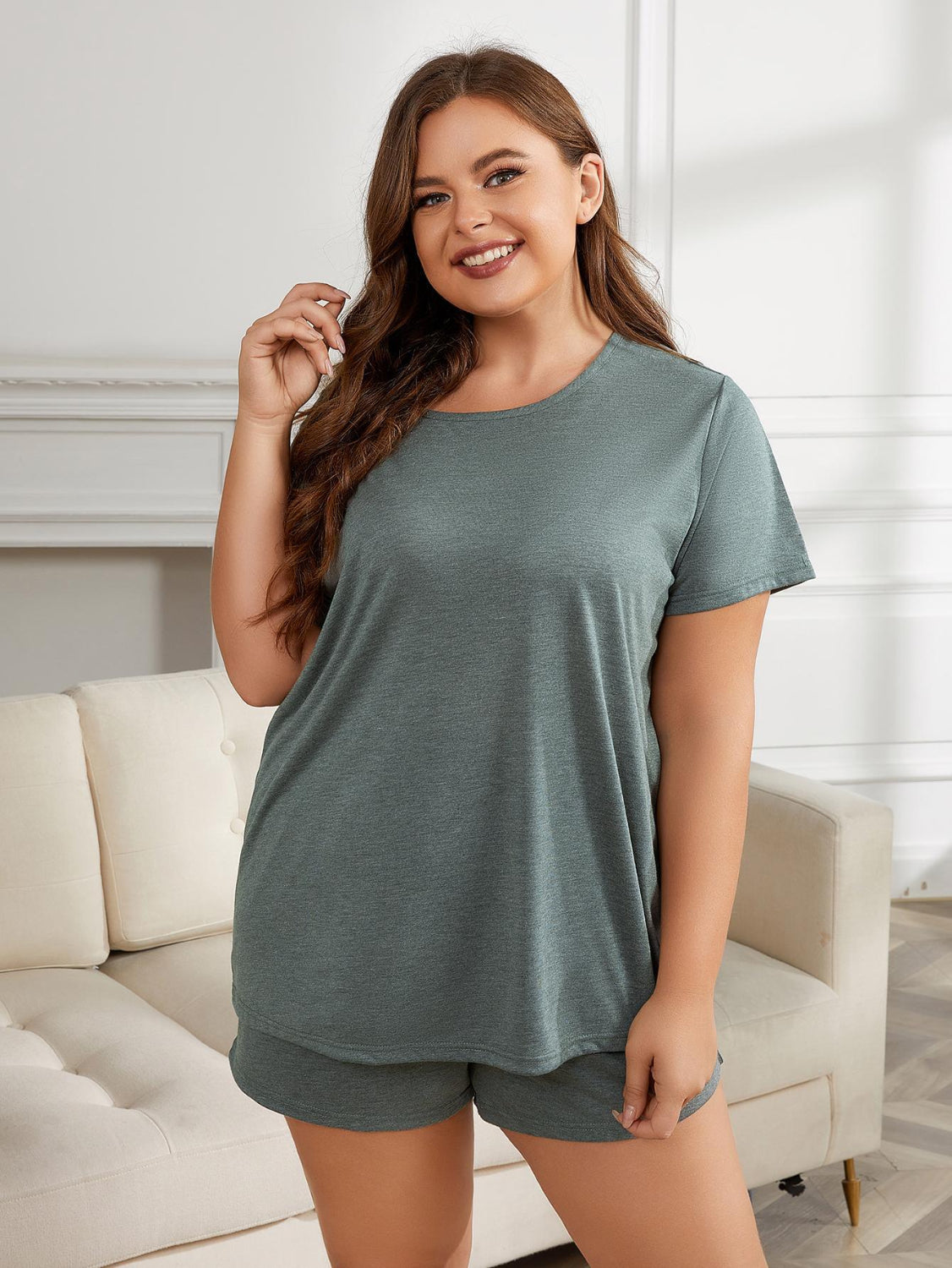 Mulher usando pijama manga curta tamanho grande cinza confortável da Trendsi em ambiente interno