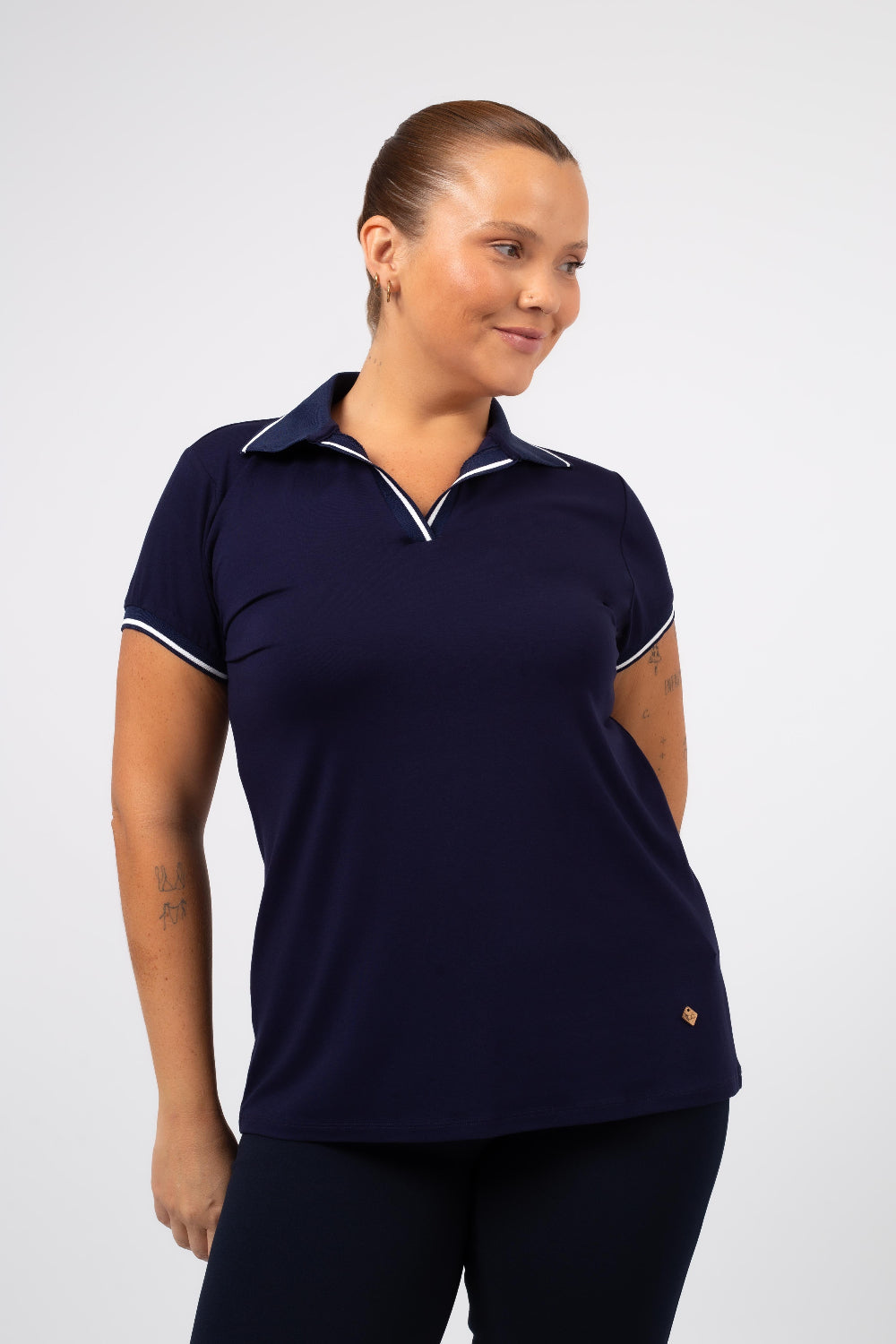 Polo casual feminina tamanho grande azul marinho com gola e acabamento branco da Curvy