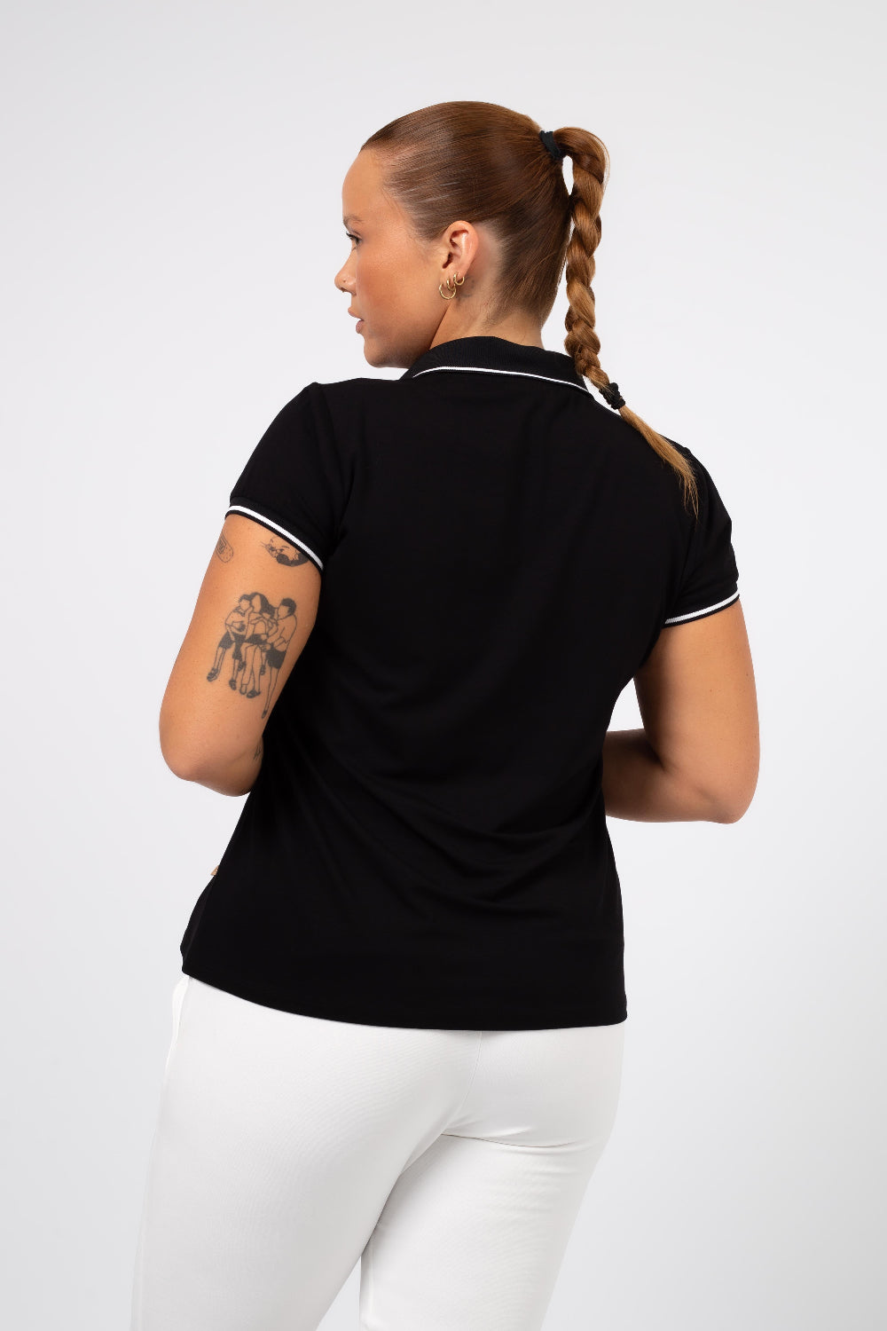 Mulher vestindo polo casual feminina tamanho grande preta da Curvy vista de costas