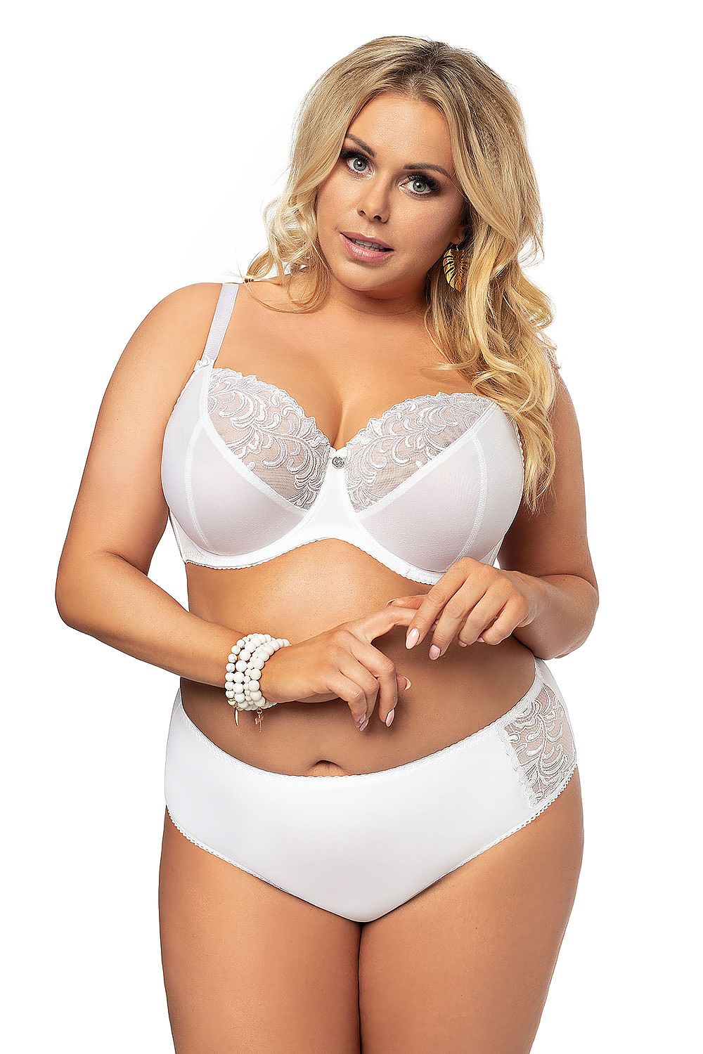 Mulher usando sutiã plus size rendado branco com design delicado e confortável