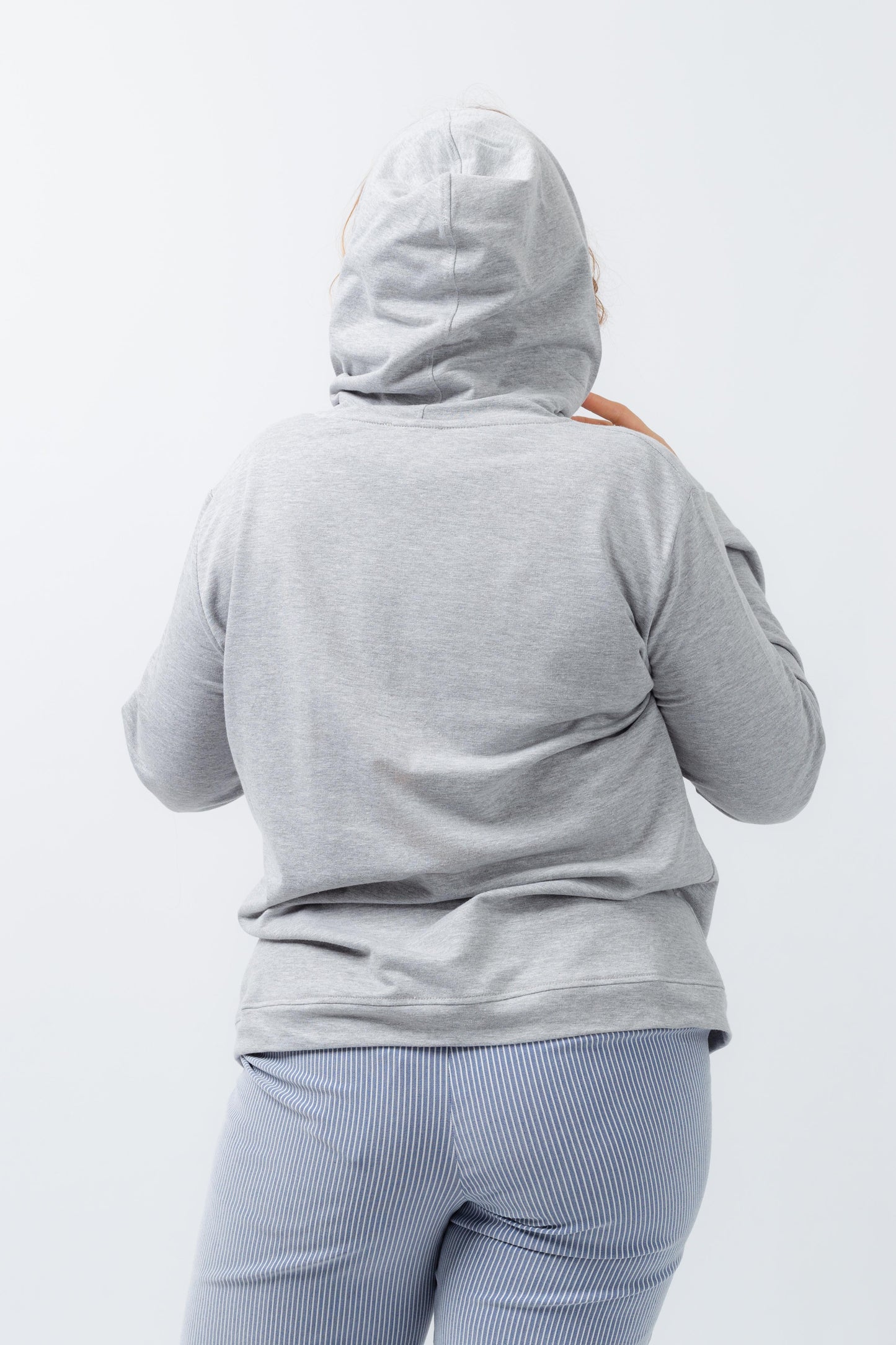 Sweat casual conforto tamanho grande cinza com capuz vista das costas da marca Curvy