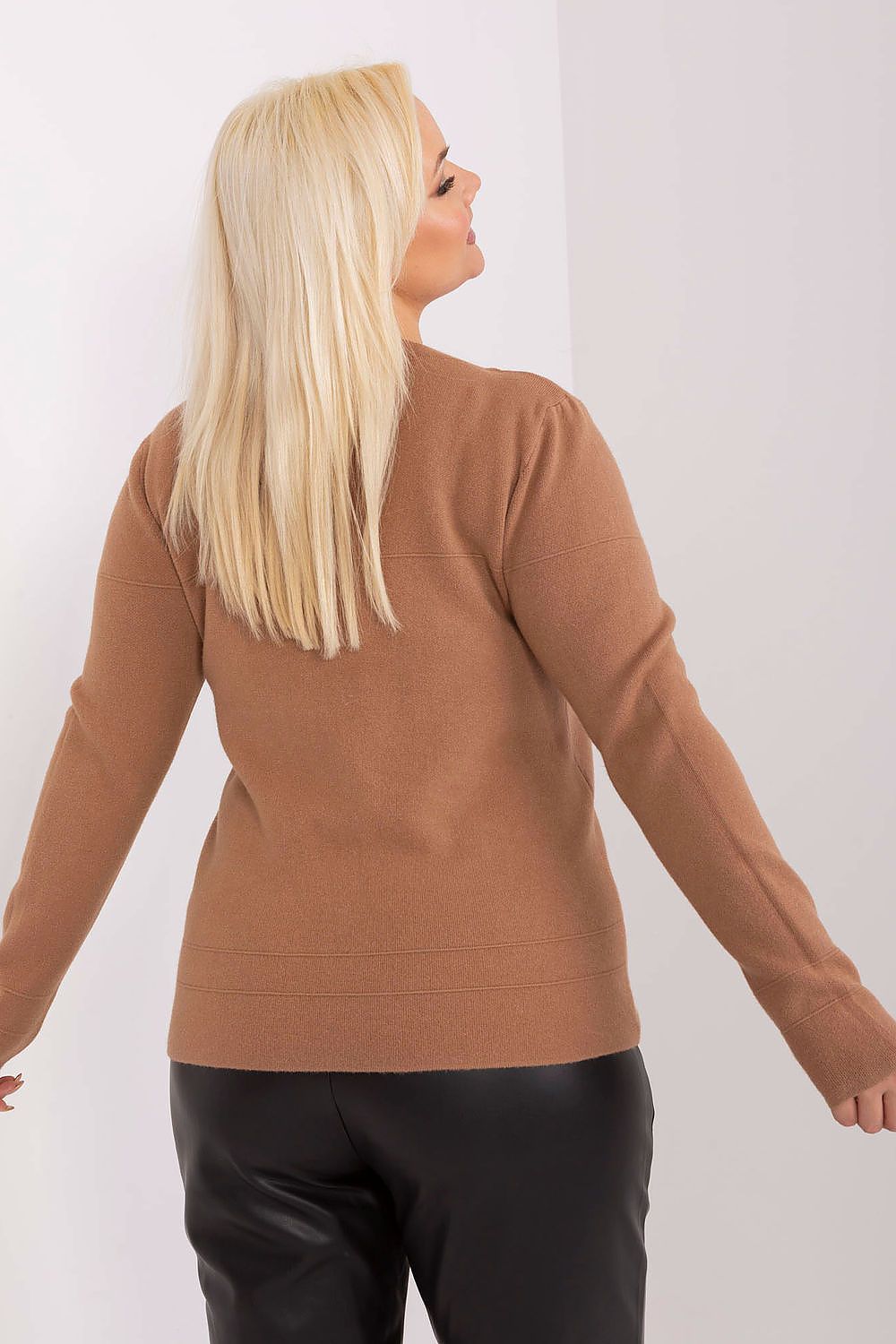 Mulher loira vista de costas usando sweater cinza tamanho grande em ambiente claro
