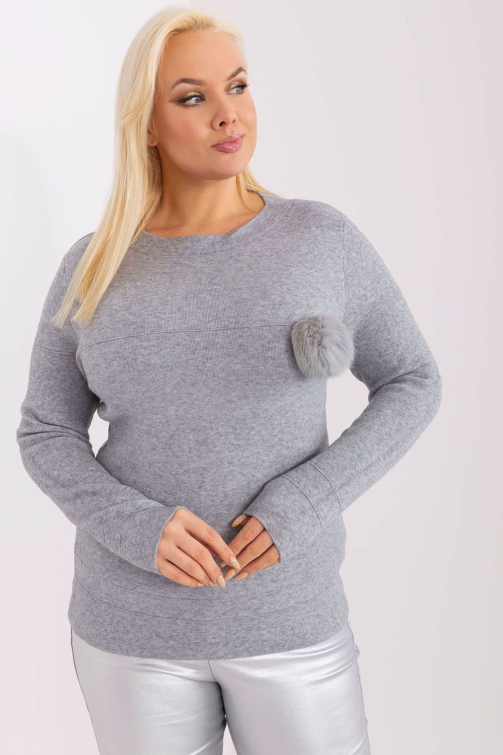 Mulher usando sweater cinza tamanho grande com detalhe de pompom cinza claro no peito