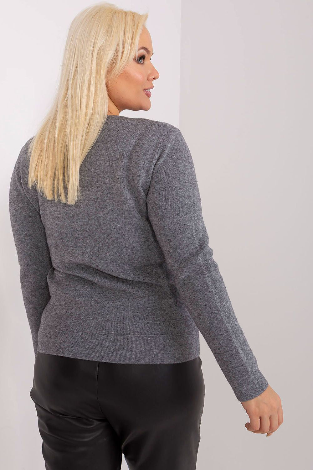 Mulher usando sweater cinza tamanho grande de tecido macio vista de costas