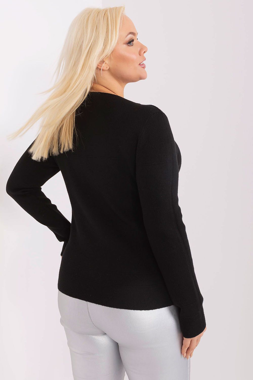 Mulher loira vestindo sweater cinza tamanho grande preto de manga longa