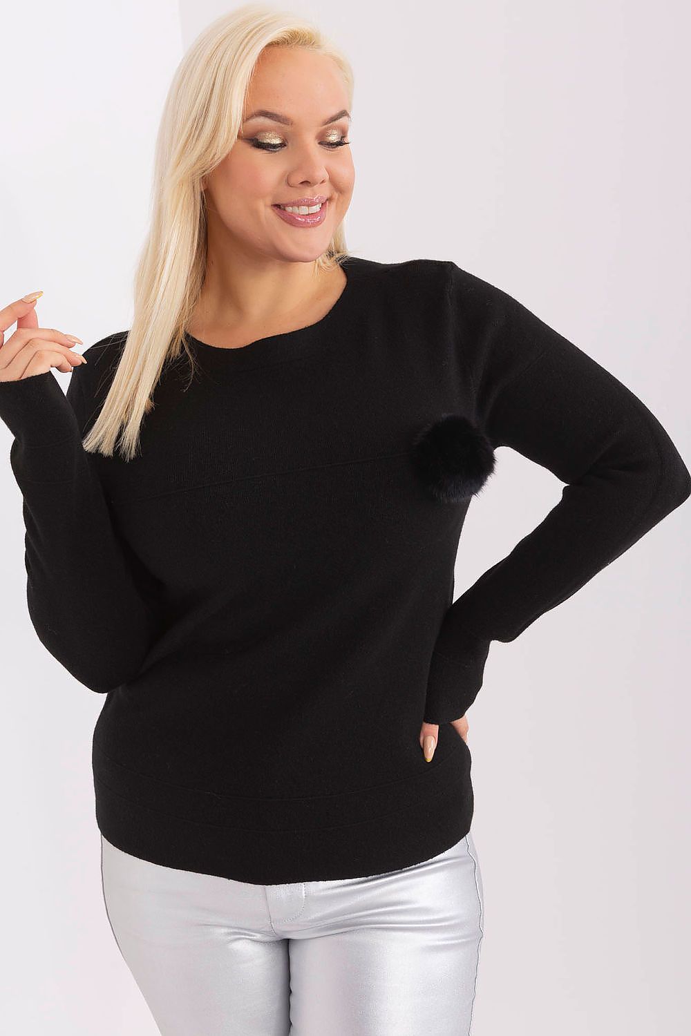 Mulher usando sweater cinza tamanho grande em malha confortável com detalhe de pompom