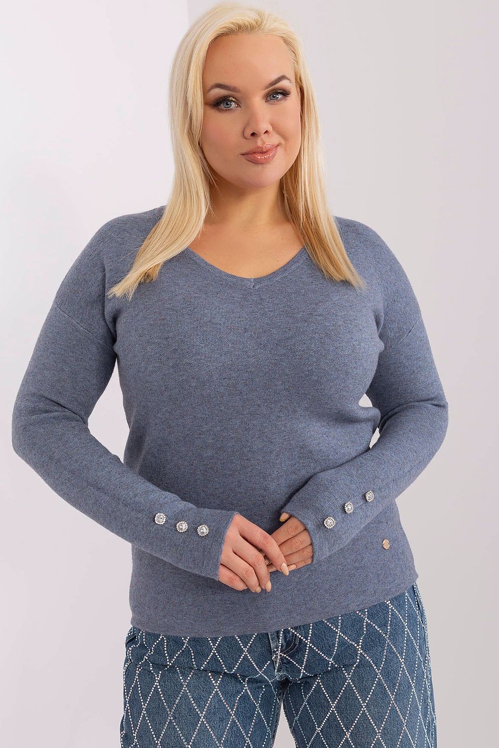 Sweater plus size elegante cinza com gola em V e detalhes de botões nas mangas