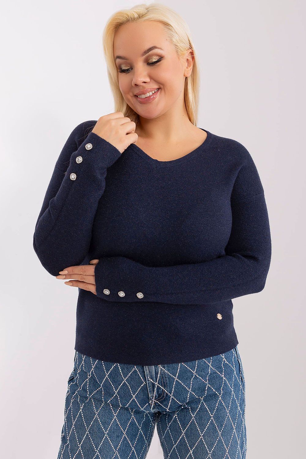 Sweater plus size elegante azul marinho com botões decorativos e gola redonda