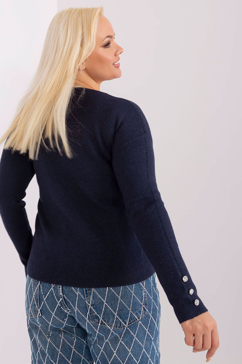 Mulher usando sweater plus size elegante azul marinho com botões nas mangas
