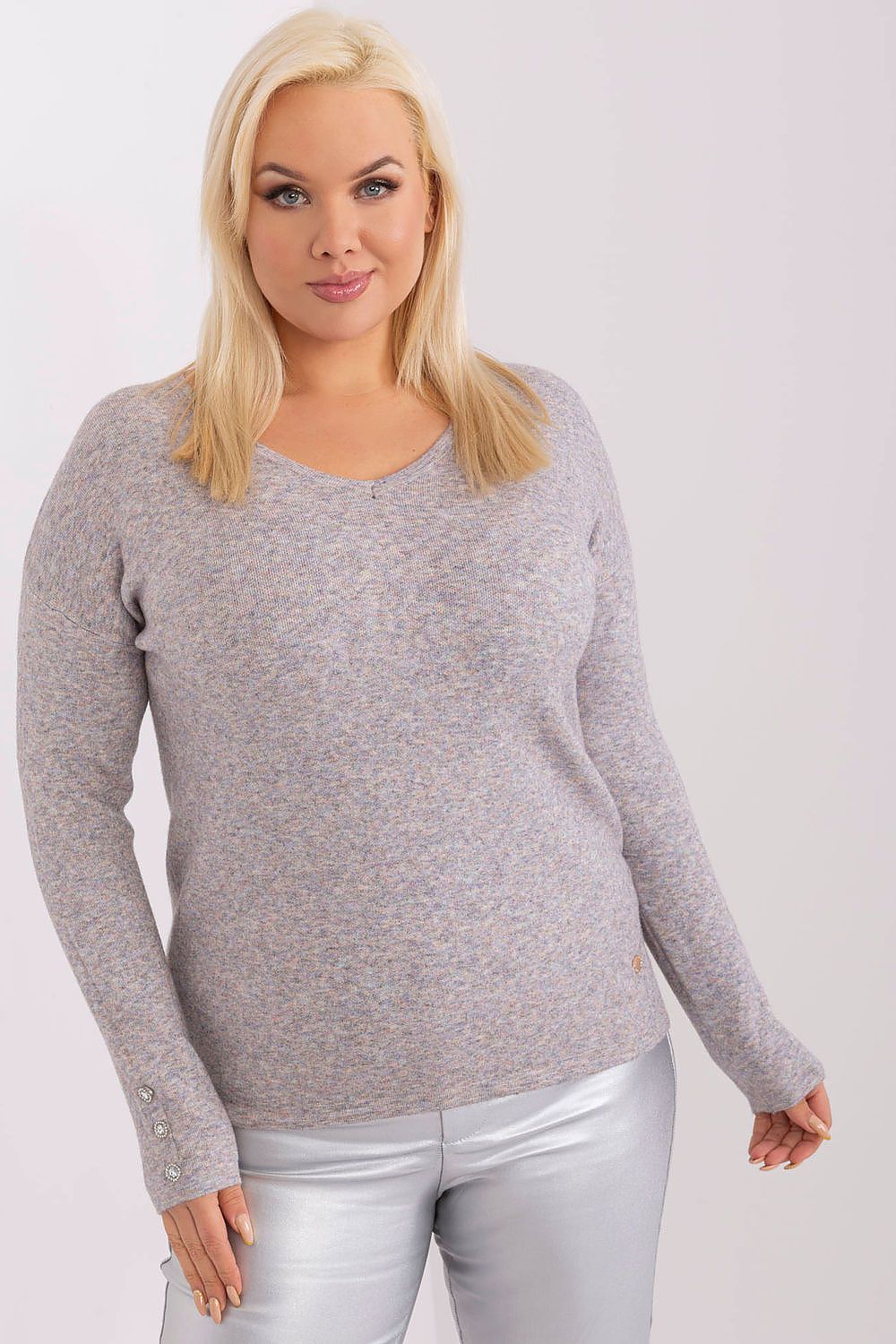 Mulher vestindo sweater plus size elegante cinza com decote em V e manga longa